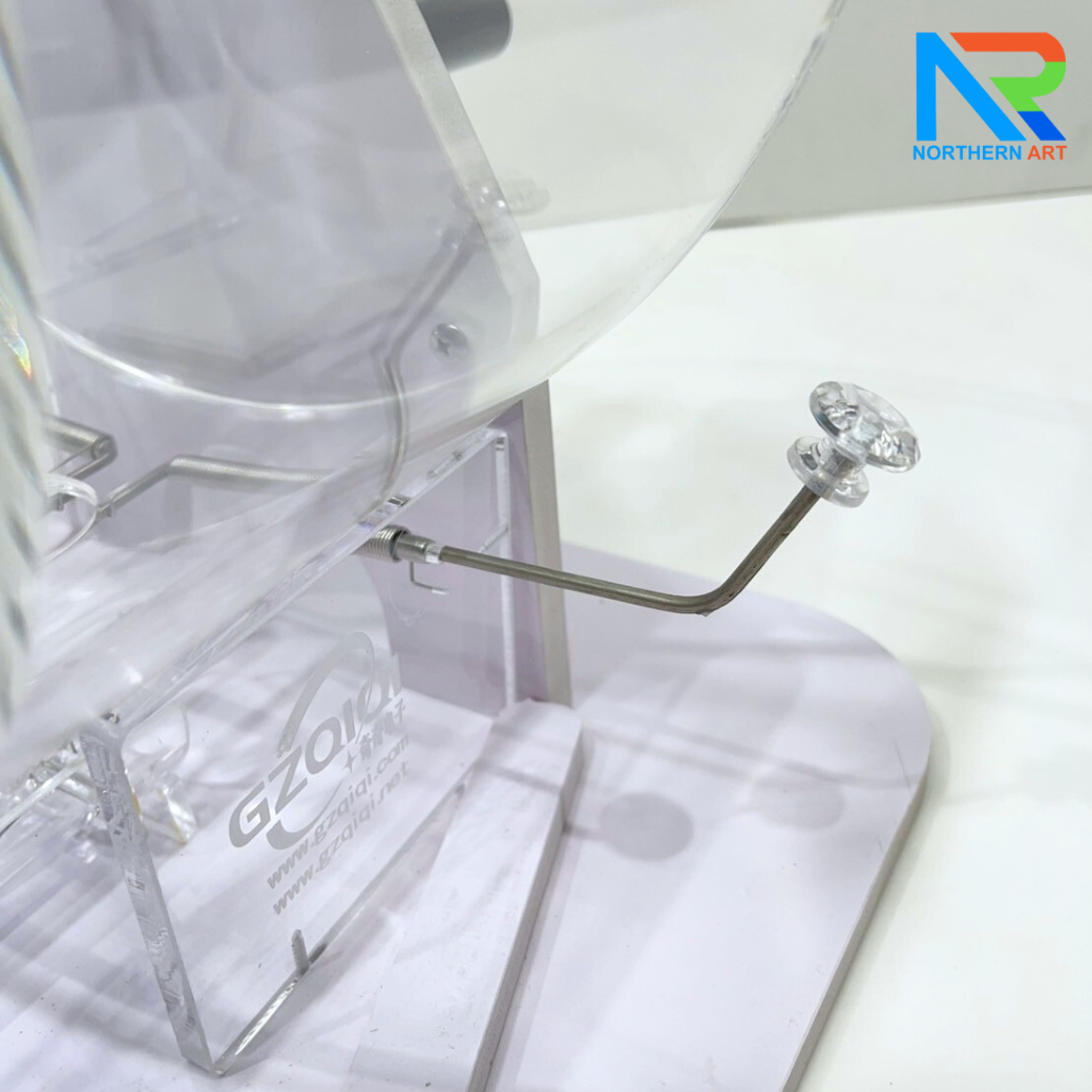 เกมส์จับฉลากมือหมุน ตั้งโต๊ะ ขนาด (W)31.5 X (L)35 X (H)38 cm. หมุนได้ 360 องศา พร้อมลูกบอลตัวเลข 1-60 จำนวน 60 ลูก