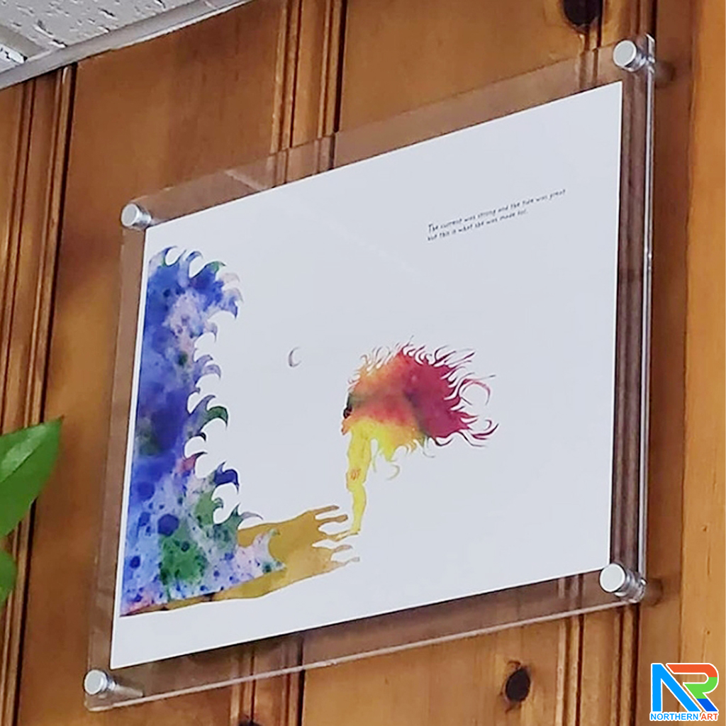 กรอบรูป อะคริลิคใสติดผนัง อะคริลิคสองแผ่นประกบกันยึดแน่นด้วยหมุดทั้ง 4 มุม รูปภาพใส่ตรงกลางระหว่างอะคริลิค ติดตั้งง่าย