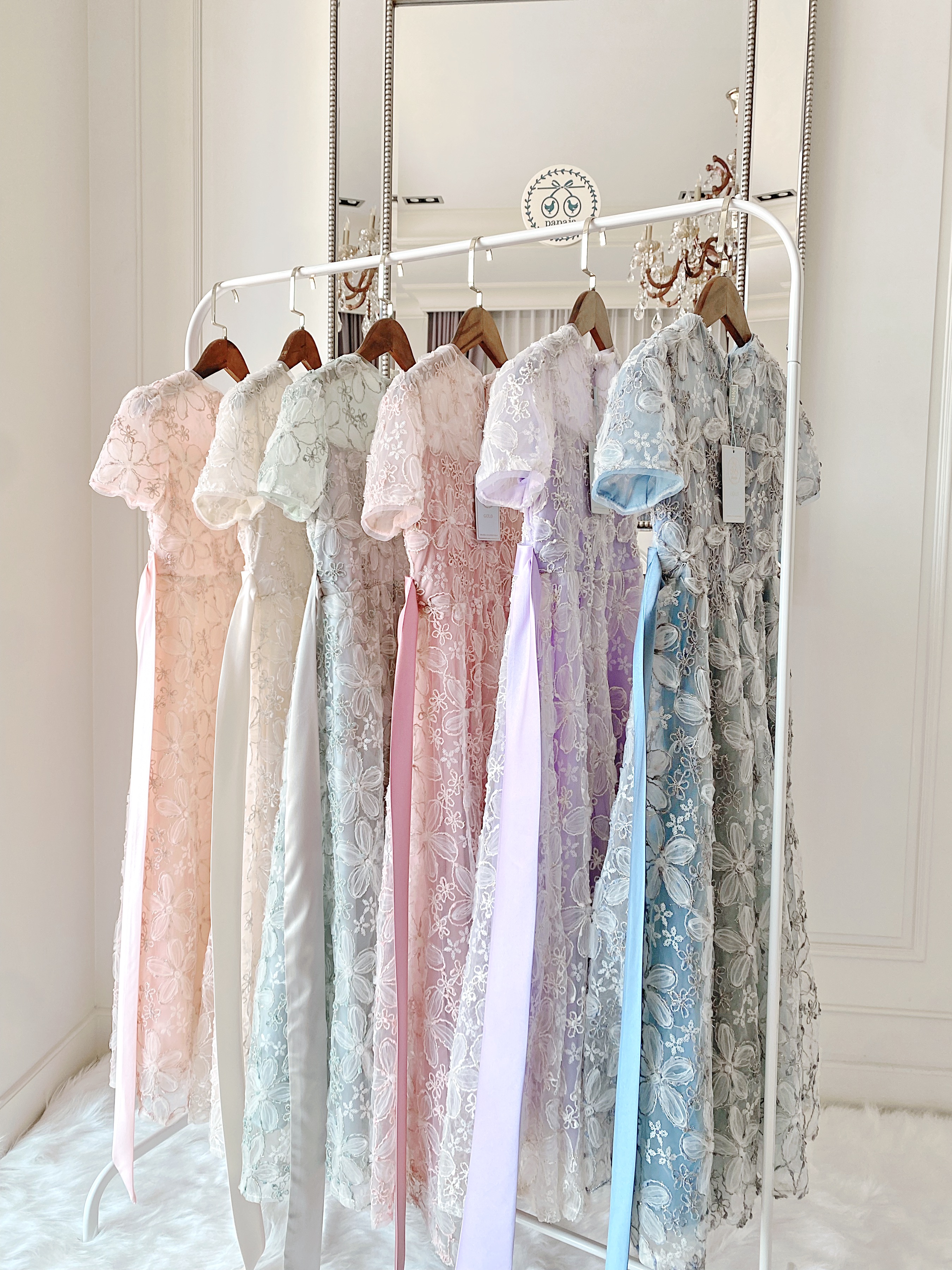 เดรสออกงานราตรียาวแขนตุ๊กตา (งานไฮพรีเมี่ยม) ผ้าลูกไม้ฉลุโทนสีชมพูตุ่น ลุคผู้ดี สวยคลาสสิค