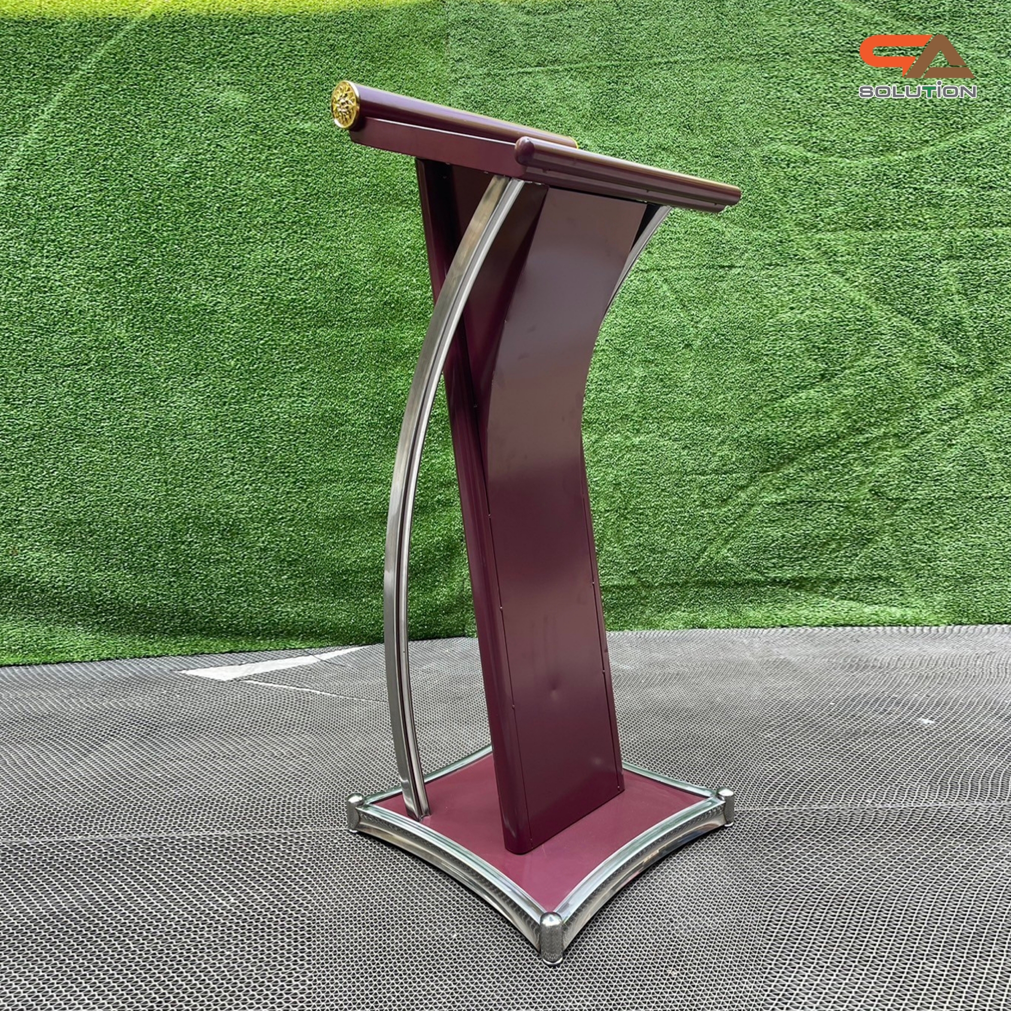 โพเดียมเหล็ก สีโอ๊คแดง ตกแต่งเสาโค้งสแตนเลสสีเงิน ขนาดTOP (W)48 x (L)39 สูง 117 cm.