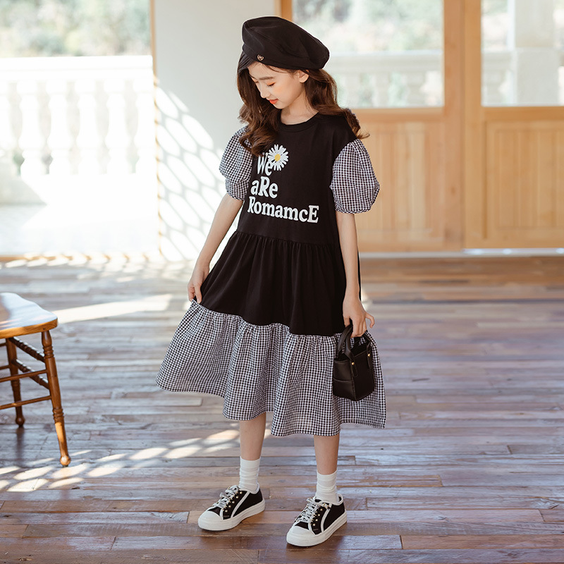 เดรสยาวแขนตุ๊กตาสีดำ สกรีนลายช่วงอก แต่งผ้าลายสก็อตที่แขนและชายกระโปรง