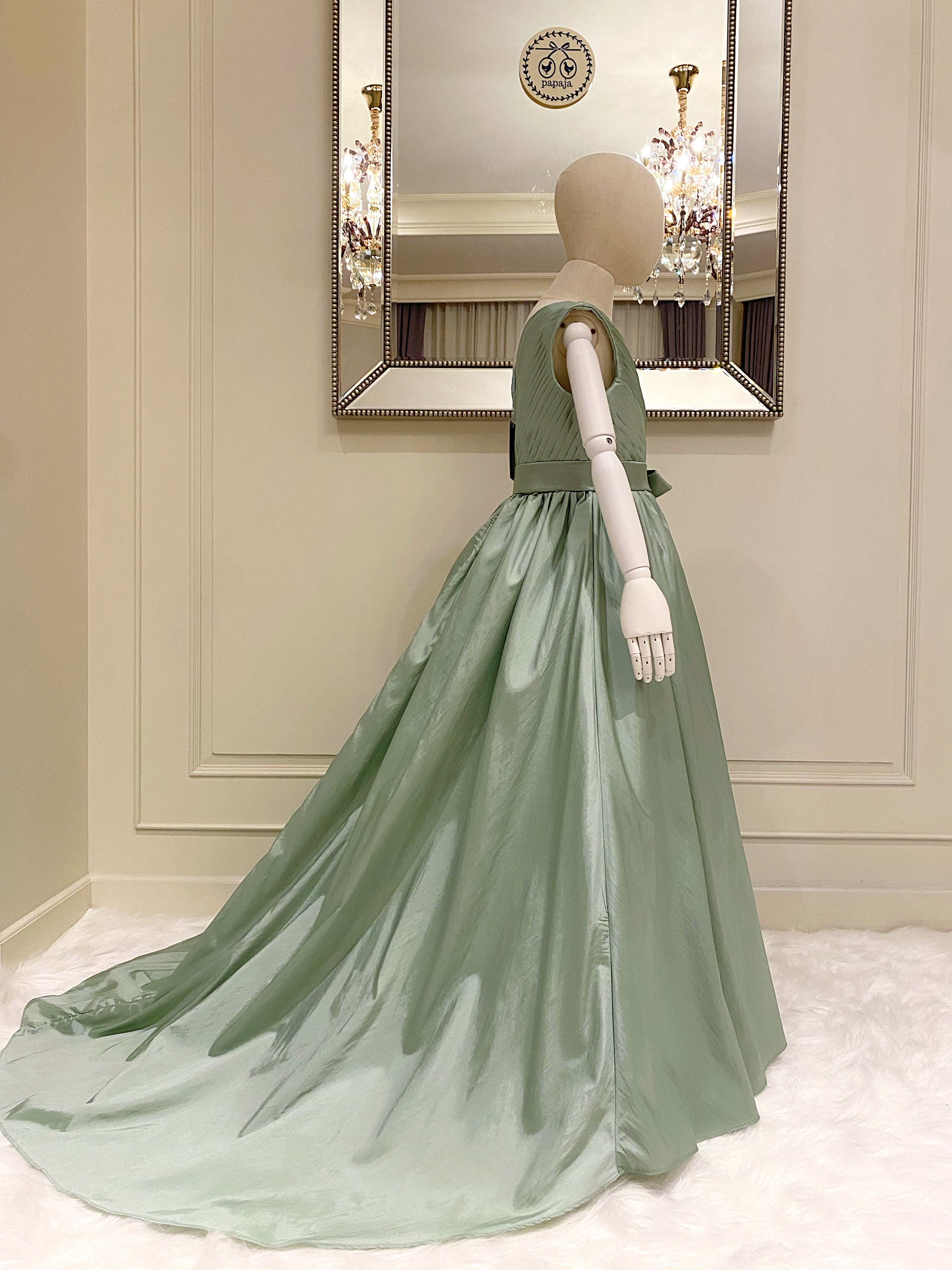 เดรสออกงานราตรียาวไหล่เดียวสีเขียวพาสเทล (งานไฮพรีเมี่ยม) ดีเทลจับเดรปกระโปรงบานยาวแบบหางปลา