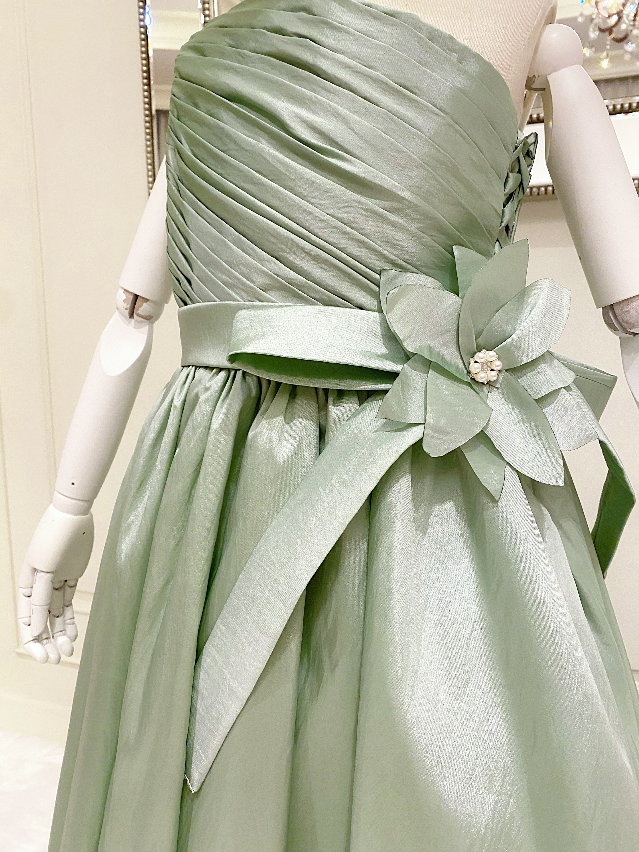 เดรสออกงานราตรียาวไหล่เดียวสีเขียวพาสเทล (งานไฮพรีเมี่ยม) ดีเทลจับเดรปกระโปรงบานยาวแบบหางปลา