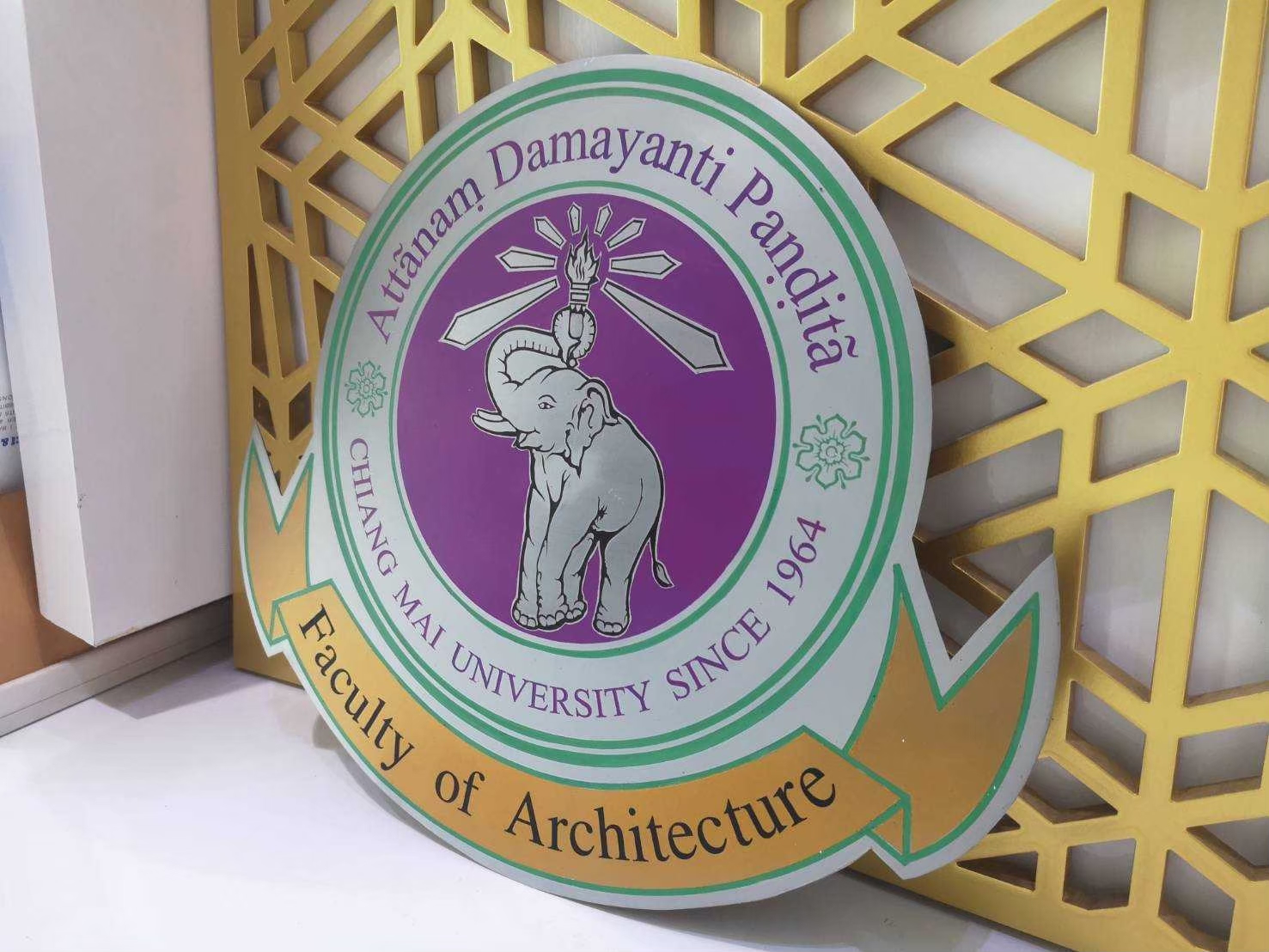 โลโก้โพเดียม โลโก้หน่วยงาน ขนาด 20-25 ซม. วัสดุสแตนเลสหนา 0.8 mm. พิมพ์ UV PRINT สั่งผลิตตามแบบ