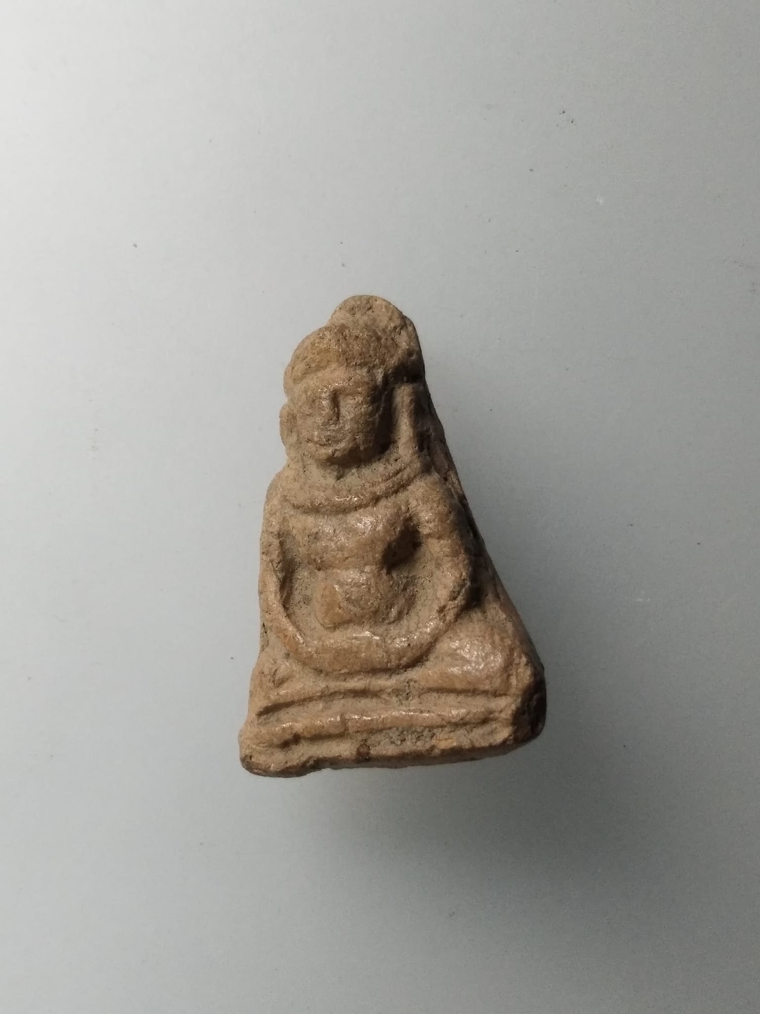 G772 พระร่วงนั่งเนื้อดินพิมพ์เล็ก กรุวัดใหญ่ มหาธาตุ ลพบุรี