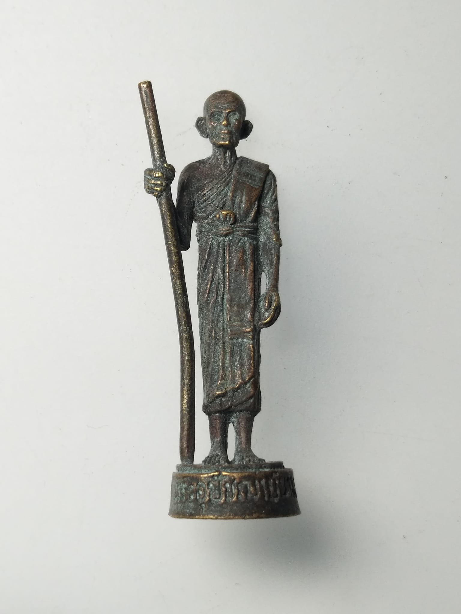 H072 รูปหล่อยืนถือไม้เท้าอายุ 90 ปี