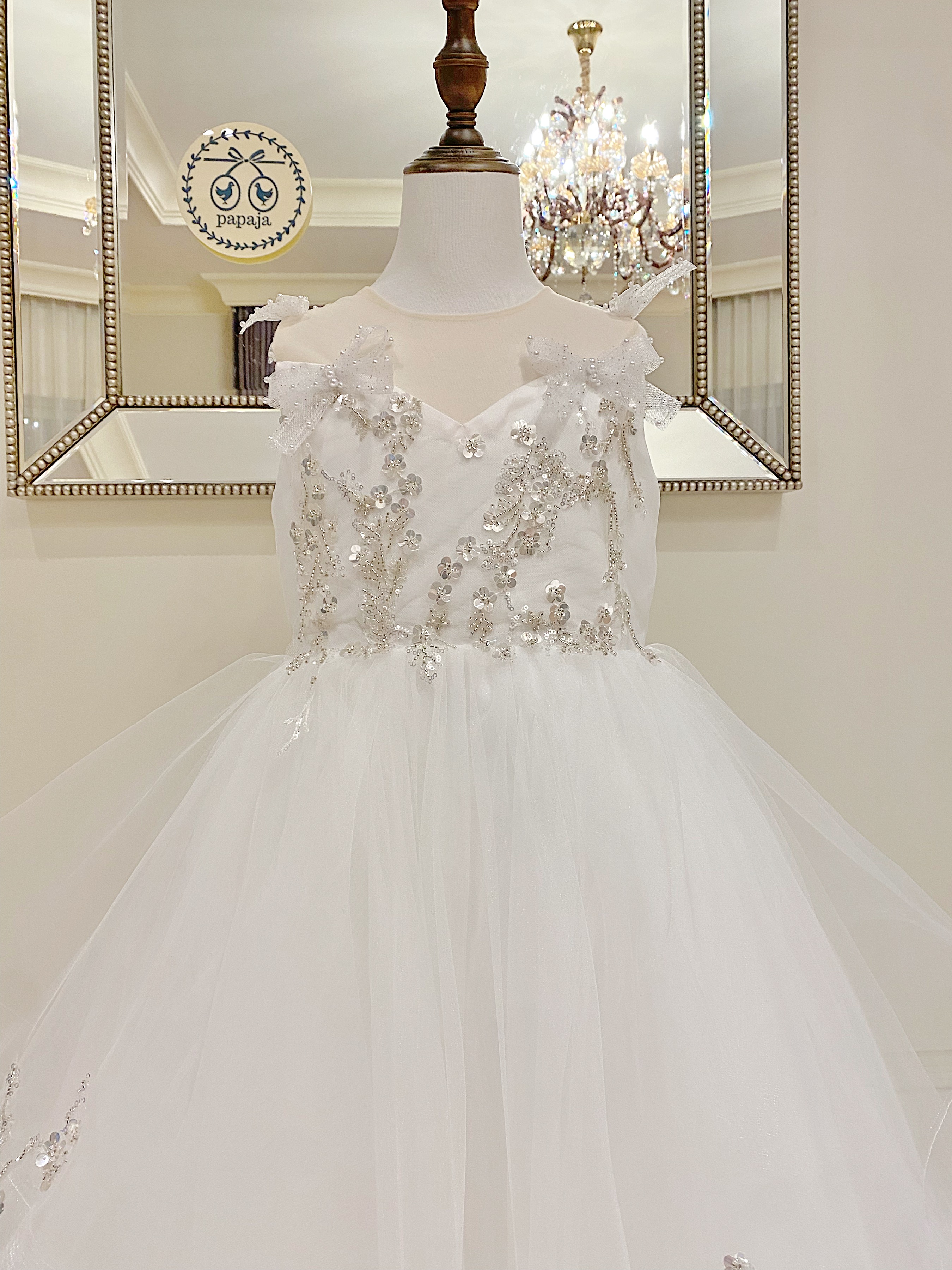 เดรสออกงานราตรียาวแขนกุดสีขาวออฟไวท์ ดีเทลประดับโบว์ที่ไหล่