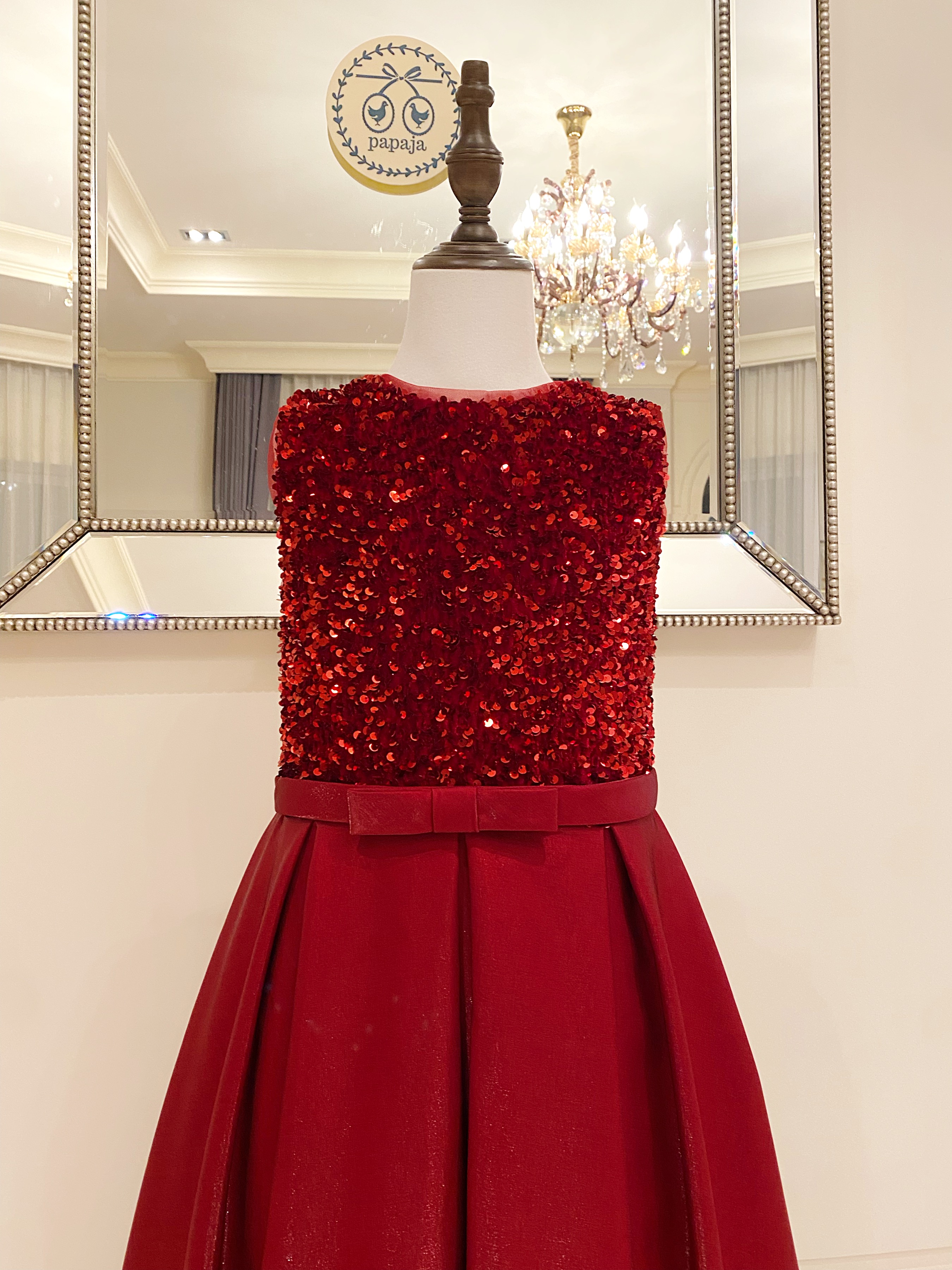 เดรสราตรียาวสีแดงแขนกุด (งานไฮพรีเมี่ยม) ดีเทลปักเลื่อมด้านบน ช่วงกระโปรงผ้าดัสเชสเนื้อเงา ผ้าสวยมาก