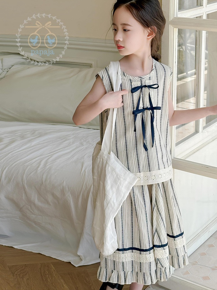 เซตเสื้อแขนกุดลายทางพร้อมกระโปรงเข้าชุด