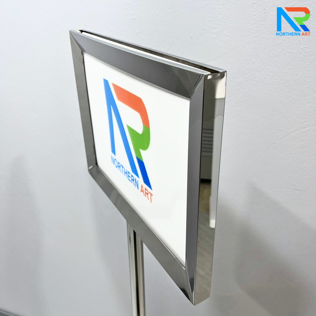 โปสเตอร์สแตนด์ สแตนเลส 304 ขนาด A4 แนวนอน ฐานกลม โชว์ภาพ2ด้าน พร้อมอะคริลิคใส 2 แผ่นประกบ