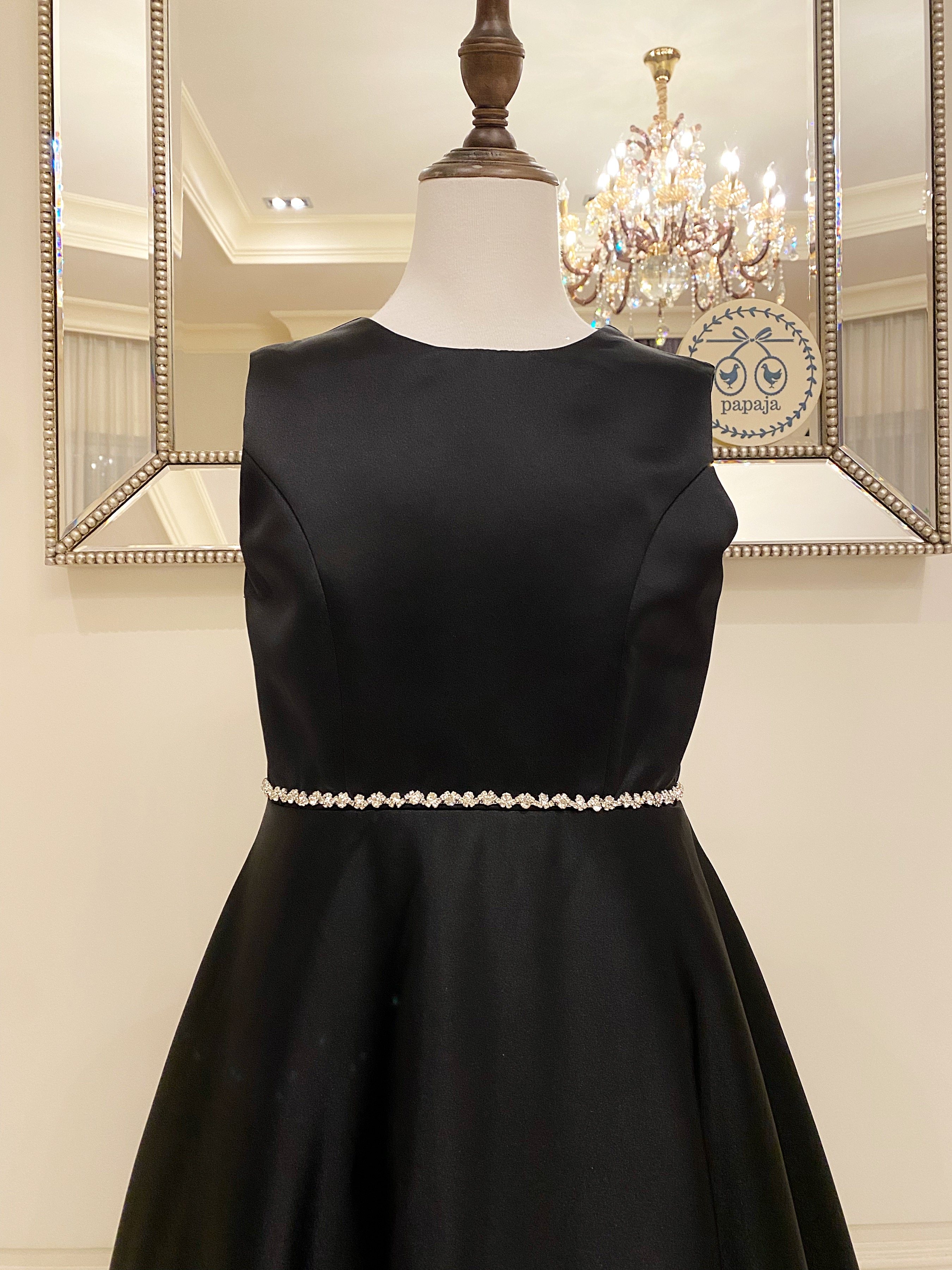 เดรสออกงานราตรียาวแขนกุดสีดำ (งานไฮพรีเมี่ยม) ดีเทลประดับเส้นเพชรช่วงเอว รุ่นเรียบหรูผู้ดี