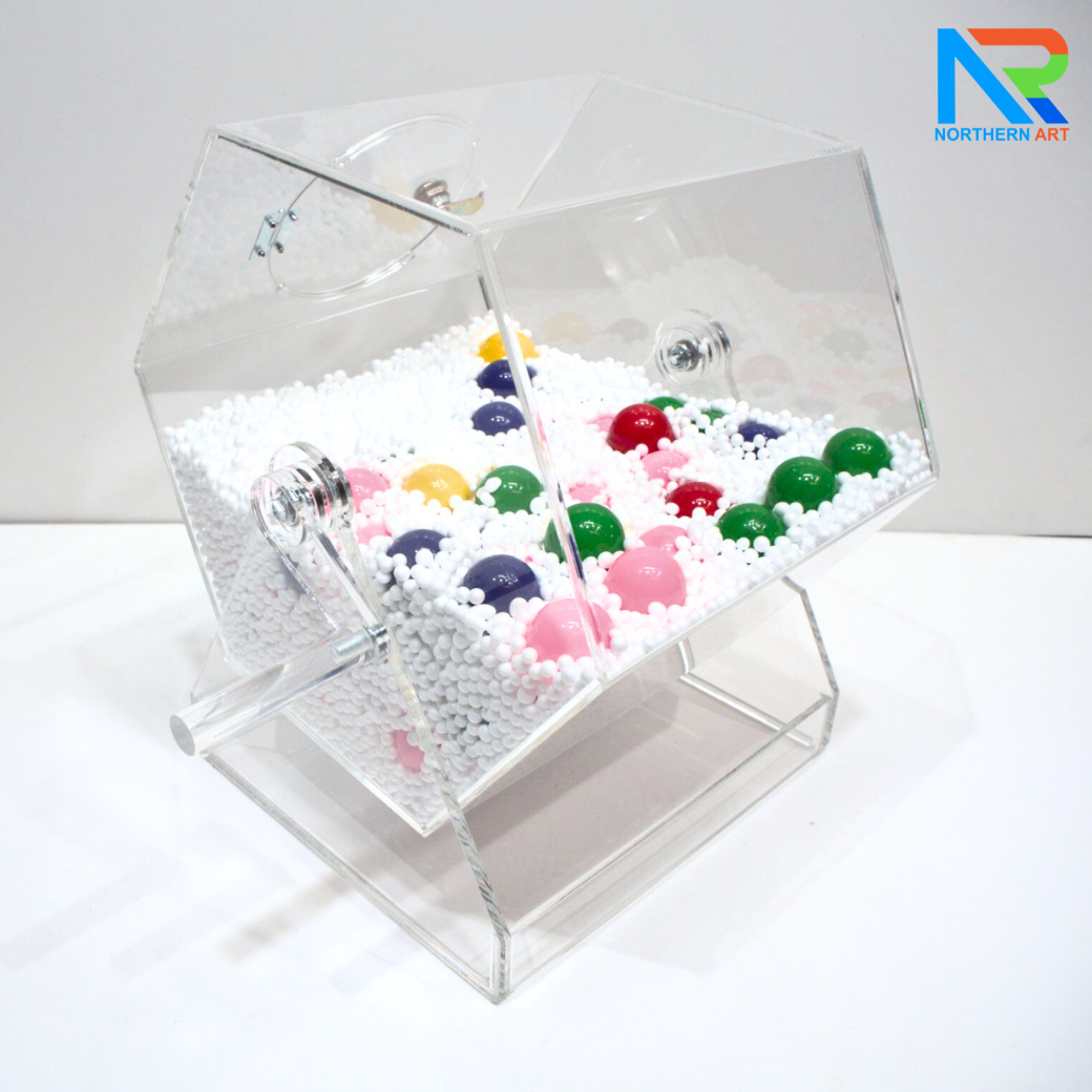 กล่องจับรางวัลอะคริลิค 6 เหลี่ยม ตั้งโต๊ะ ขนาดกล่อง (W)30 x (D)39 cm. มือหมุน ฝาปิดมีกุญแจล็อค แกนหมุนอย่างดี