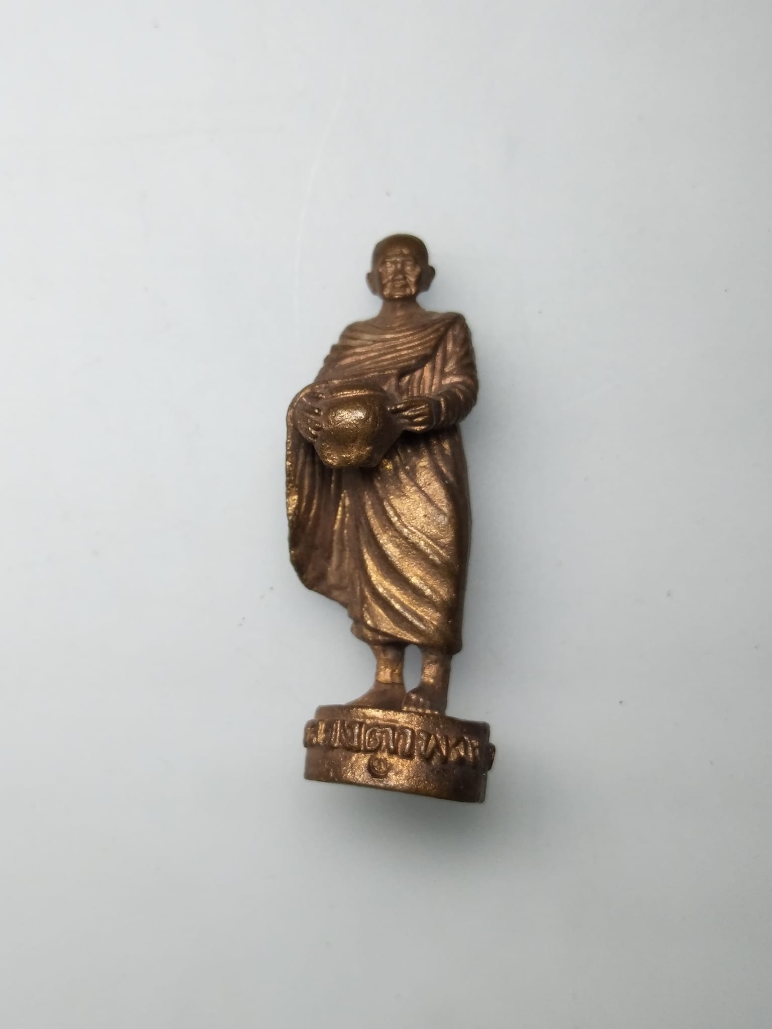 G362 รูปหล่อหลวงตาพวง วัดศรีธรรมาราม จ.ยโสธร พิมพ์ยืนอุ้มบาตร เนื้อทองแดง ปี 2542 ตอกโค๊ด พ.พานที่ฐานด้านหน้า