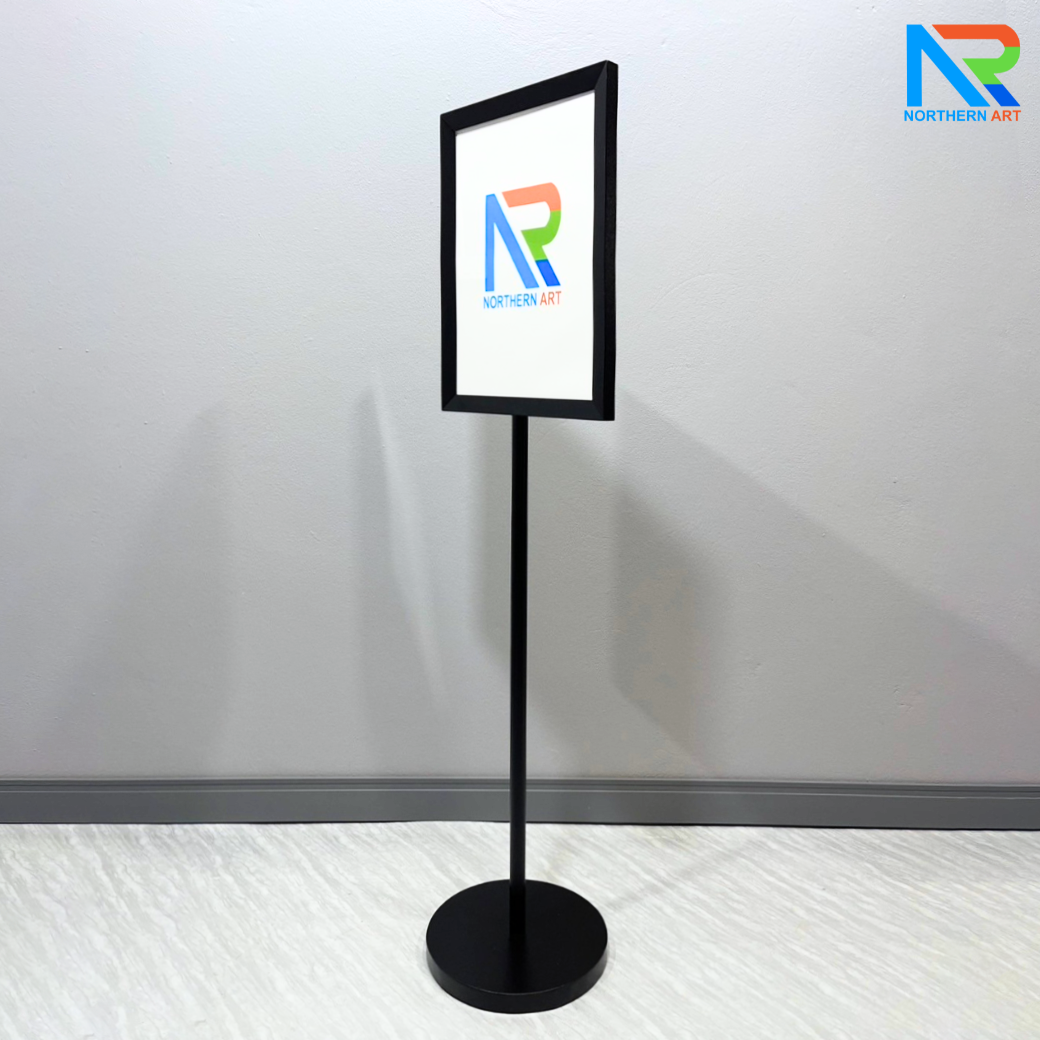 โปสเตอร์สแตนด์เหล็ก สีดำ ขนาดA3 แนวตั้ง ฐานกลม เสาเดี่ยว อะคริลิค 2 มม.ประกบ สอดงานพิมพ์ด้านบน โชว์ภาพ2ด้าน