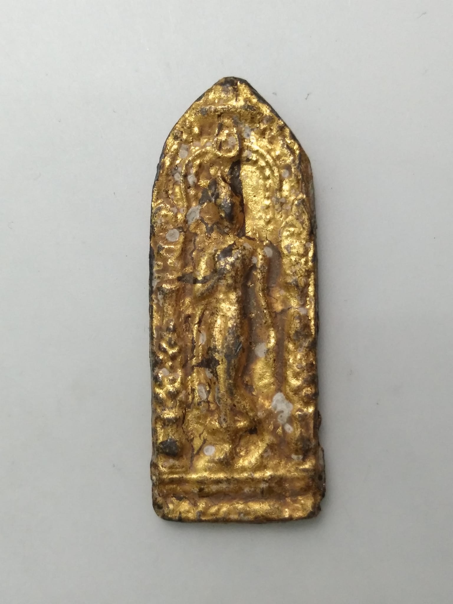 E438 พระลีลากำแพงนิ้ว พิมพ์ 2 หน้า หลวงพ่อขอม วัดไผ่โรงวัว (วัดโพธาราม) จ.สุพรรณบุรี ปี 2505 เนื้อชินตะกั่วปิดทองเดิมๆ