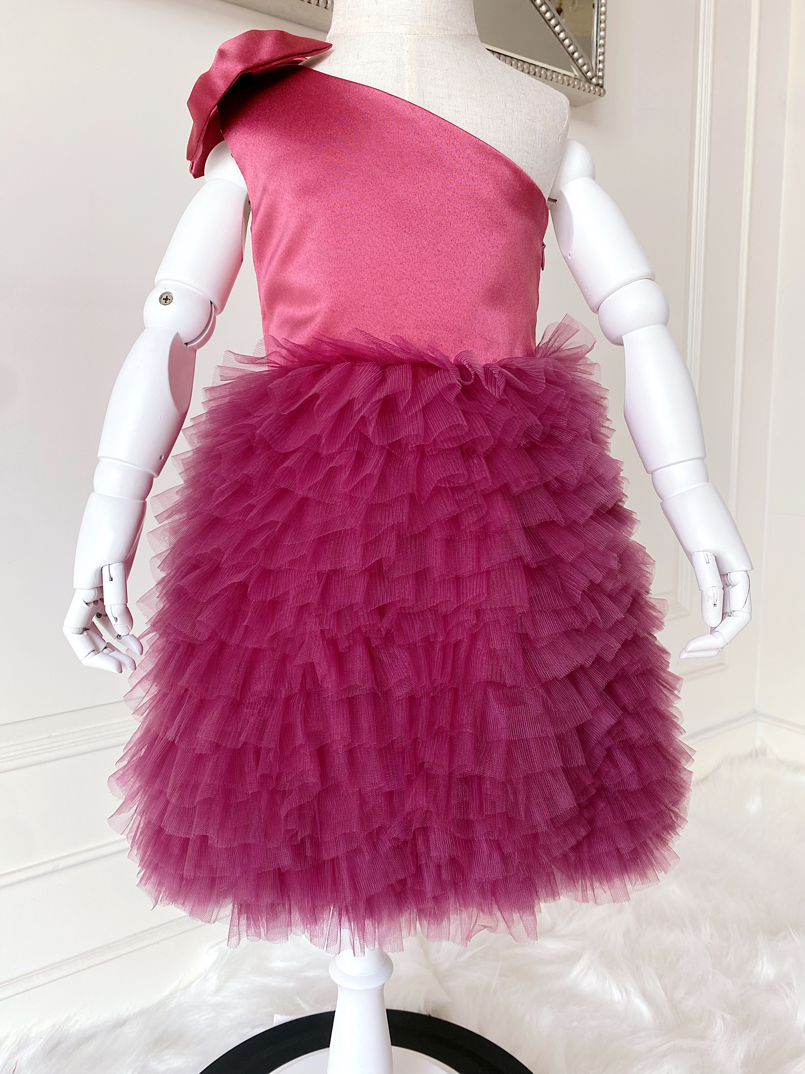 เดรสราตรีสั้นสีชมพูบานเย็น ดีเทลไหล่เดียวตกแต่งโบว์ กระโปรงฟูน่ารัก