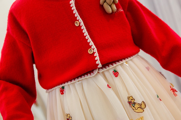 เซตคาร์ดิแกนสีแดงปักหมี Teddy Bear พร้อมเดรสสายเดี่ยวผ้าโปร่งปักลายเข้าธีม