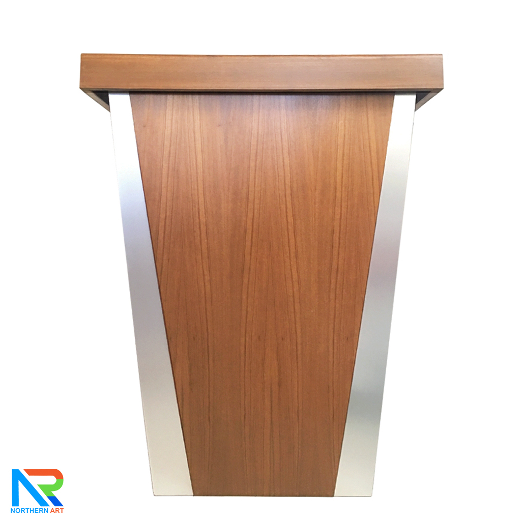 โพเดียมไม้ ยืนคู่ สีสัก พร้อมแถบสีบรอนซ์ด้านข้าง ขนาด(W)90 x (L)47 x (H)121 ซม.