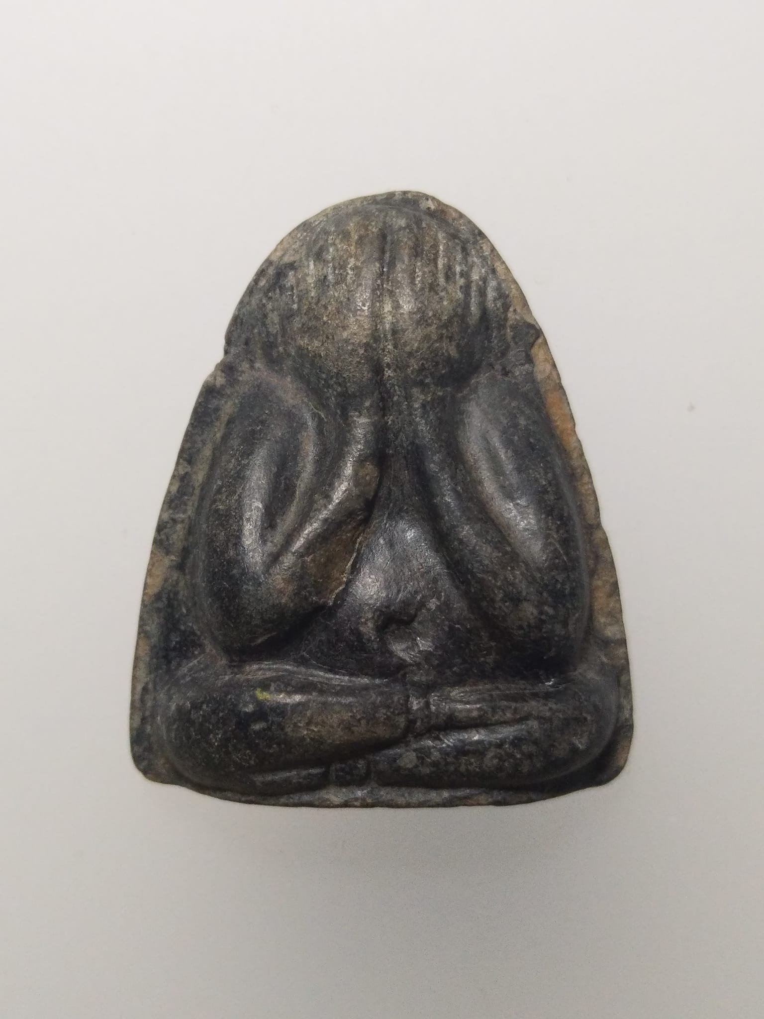 F163 พระปิดตาหลังแบบ