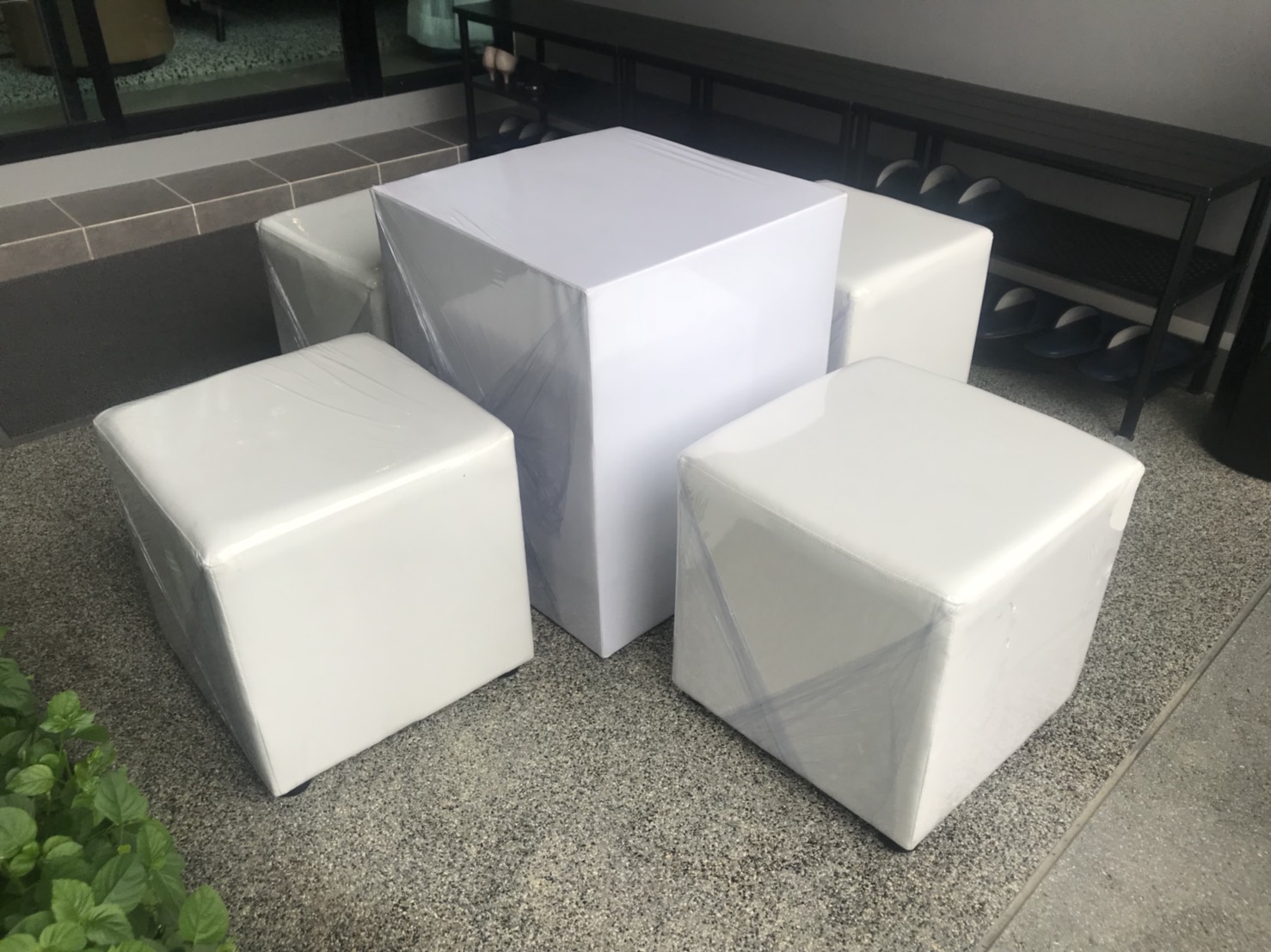 ชุดโต๊ะเก้าอี้สตูลูกเต๋า สีขาว