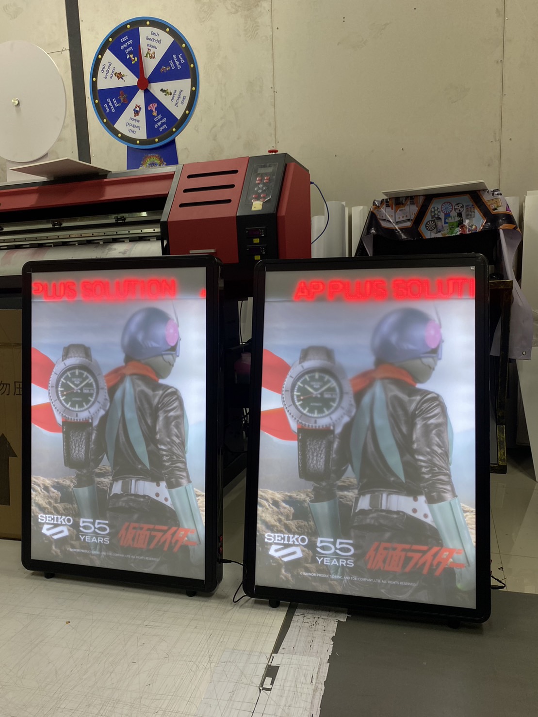 เป้เดินทรูป LED สะพายหลัง พร้อม ไฟวิ่งLED สีแดง ขนาด 93x63 cm.พร้อมแบตเตอรี่ ชาร์จไฟ ใช้ได้นาน 6-8 ชม.