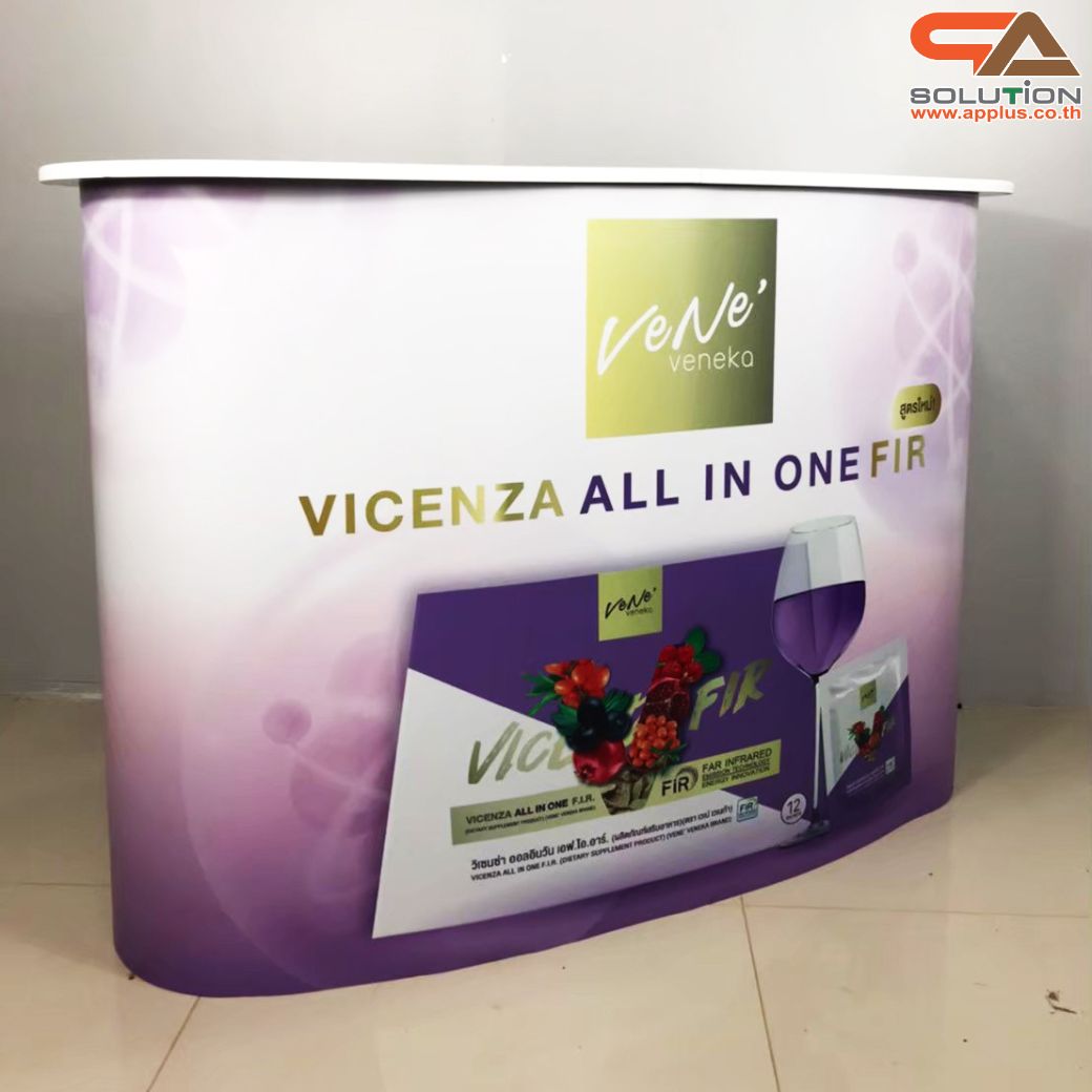 เคาน์เตอร์ออกบูธ รุ่นโค้ง TOPสีขาว มีชั้นวาง ขนาด (W)131 x (D)39 x (H) 87 cm.โครงอะลูมิเนียม พับเก็บได้ เคลื่อนย้ายสะดวก