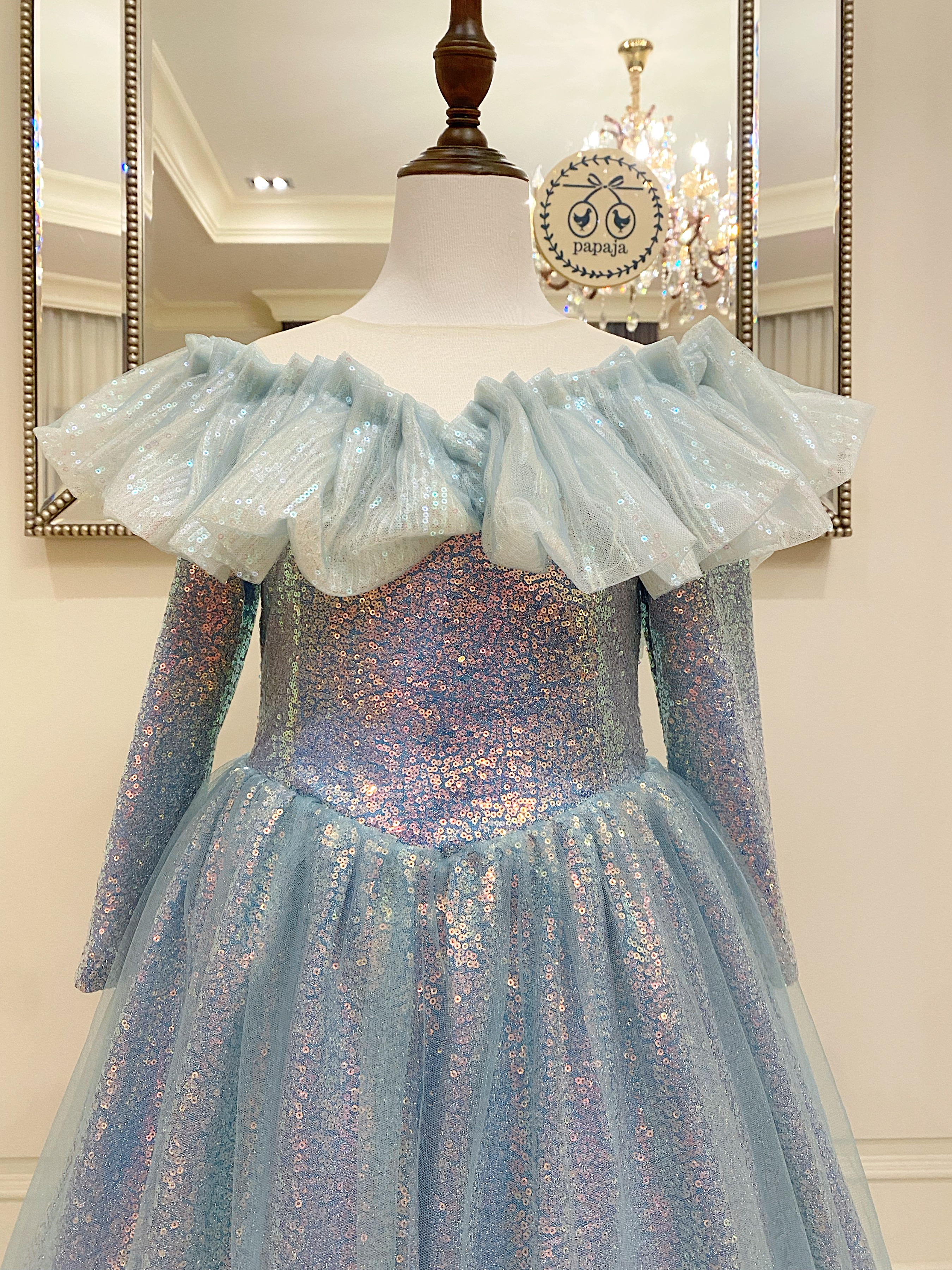 เดรสออกงานราตรียาวแขนยาว สีทิฟฟานี่บูล ผ้าปักเลื่อมทั้งชุด ดีเทลช่วงบนจับเดรปรอบไหล่