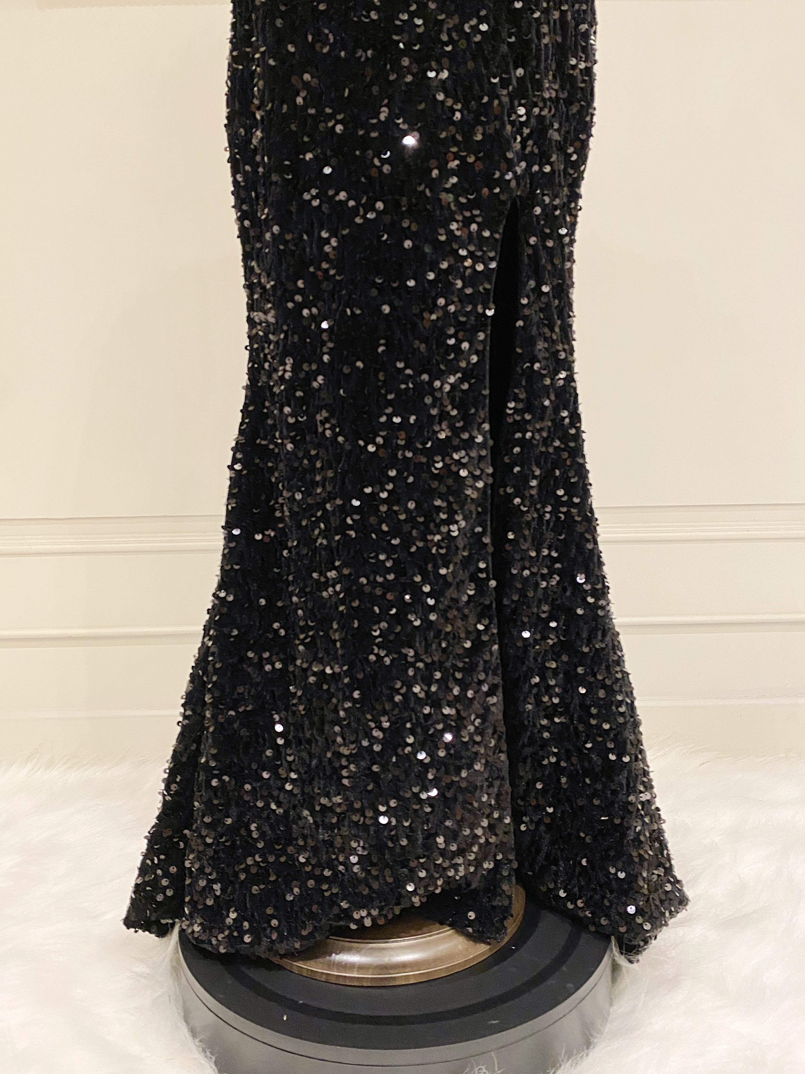 เดรสราตรียาวหางปลาสีดำแขนกุดปักเลื่อมทั้งชุด ดีเทลไหล่ซีทรู ชุดนี้แพทเทริน์ใส่สวยเข้ารูปร่าง