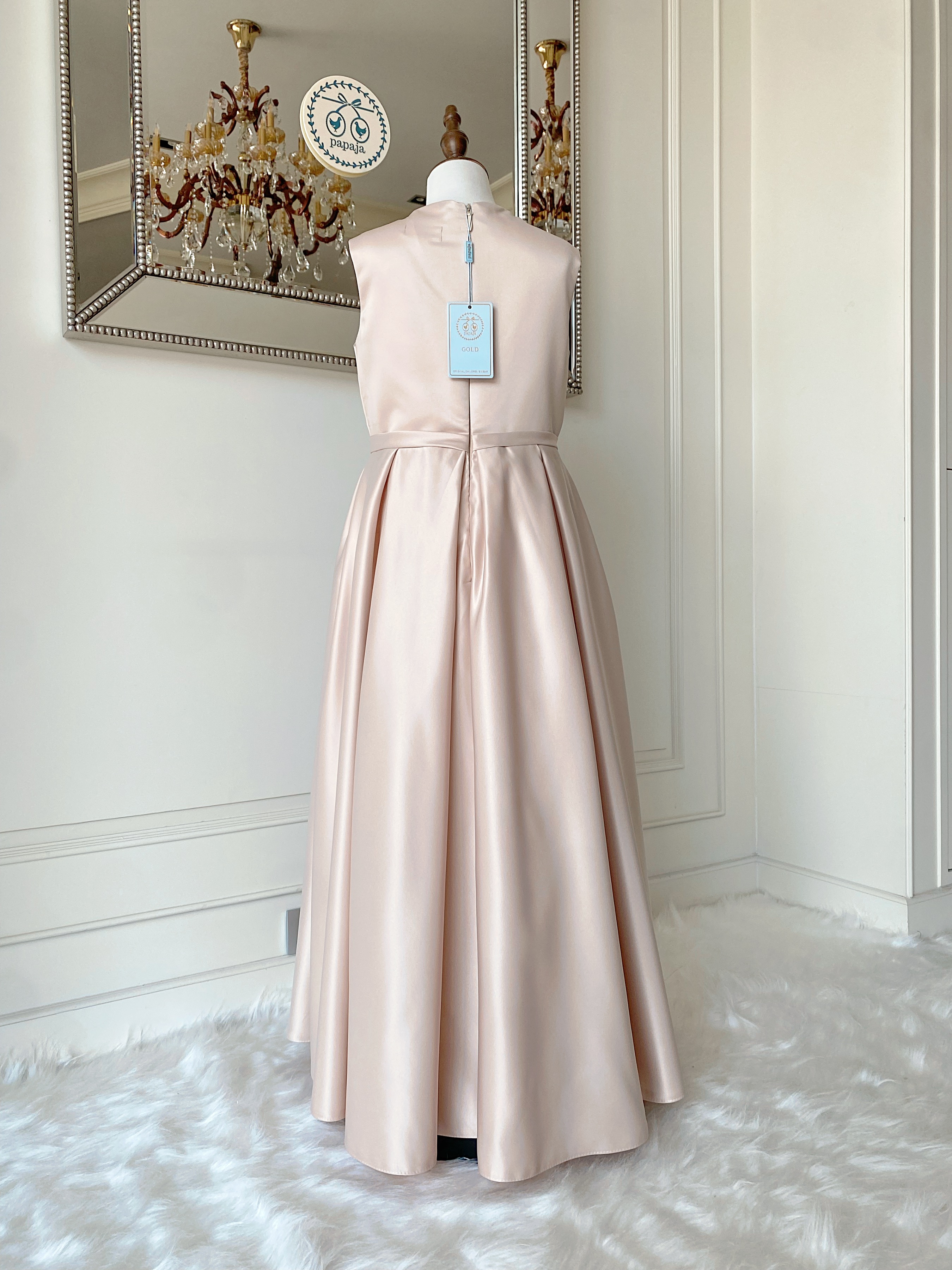 เดรสราตรียาวสีแชมเปญ แขนกุด ทรงเรียบหรูมินิมอล (งานไฮพรีเมี่ยม) ดีเทลประดับโบว์เล็กๆ ช่วงเอว