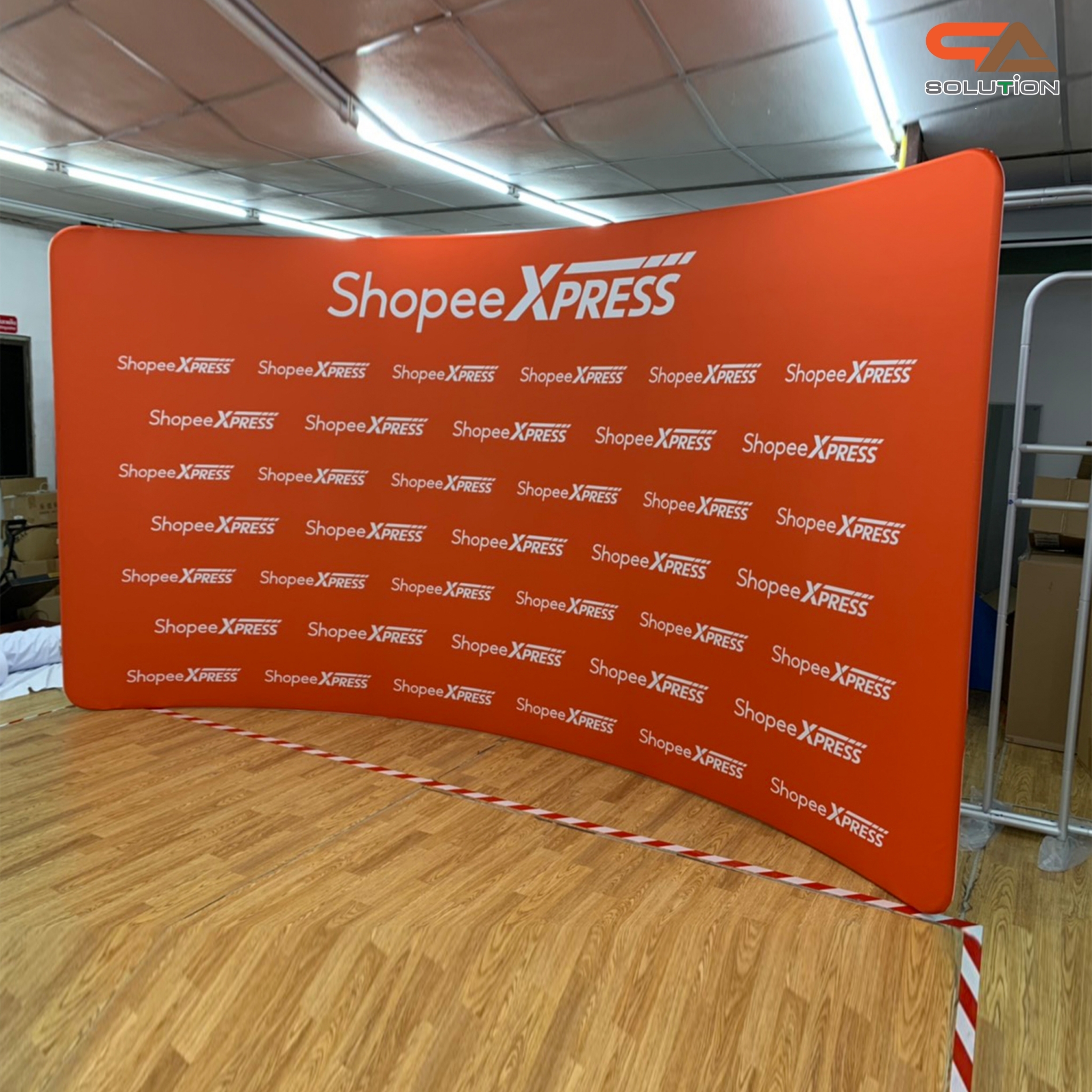 แบคดรอปผ้า Fabric Backdrop รุ่น Curved wall รุ่นโค้ง ขนาด (W)243.8-596 x (H)228 cm.โครงอะลูมิเนียม ถอดประกอบได้ พร้อมกระเป๋าใส่อุปกรณ์ 1 ใบ