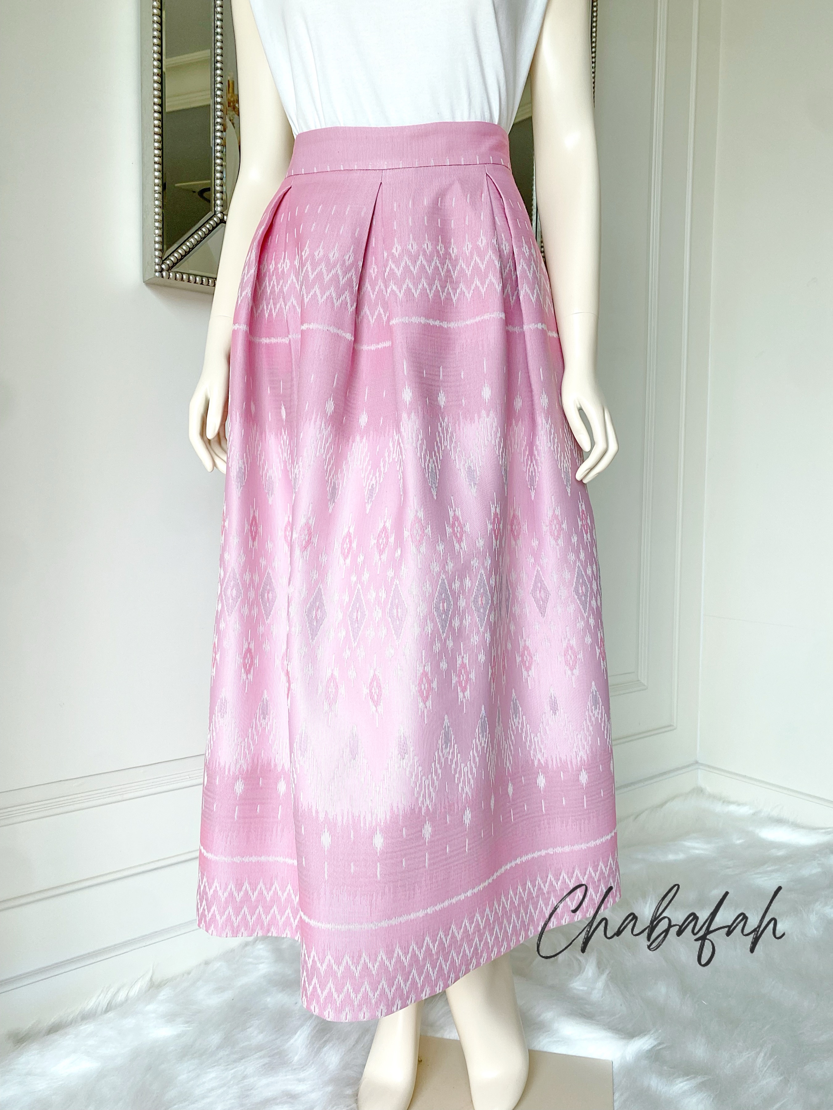 (No. 003) กระโปรงผ้าฝ้ายไทยทอเครื่อง สีชมพูหวาน ทรงทวิส แบรนด์ Chabafah (ชบาฟ้า)