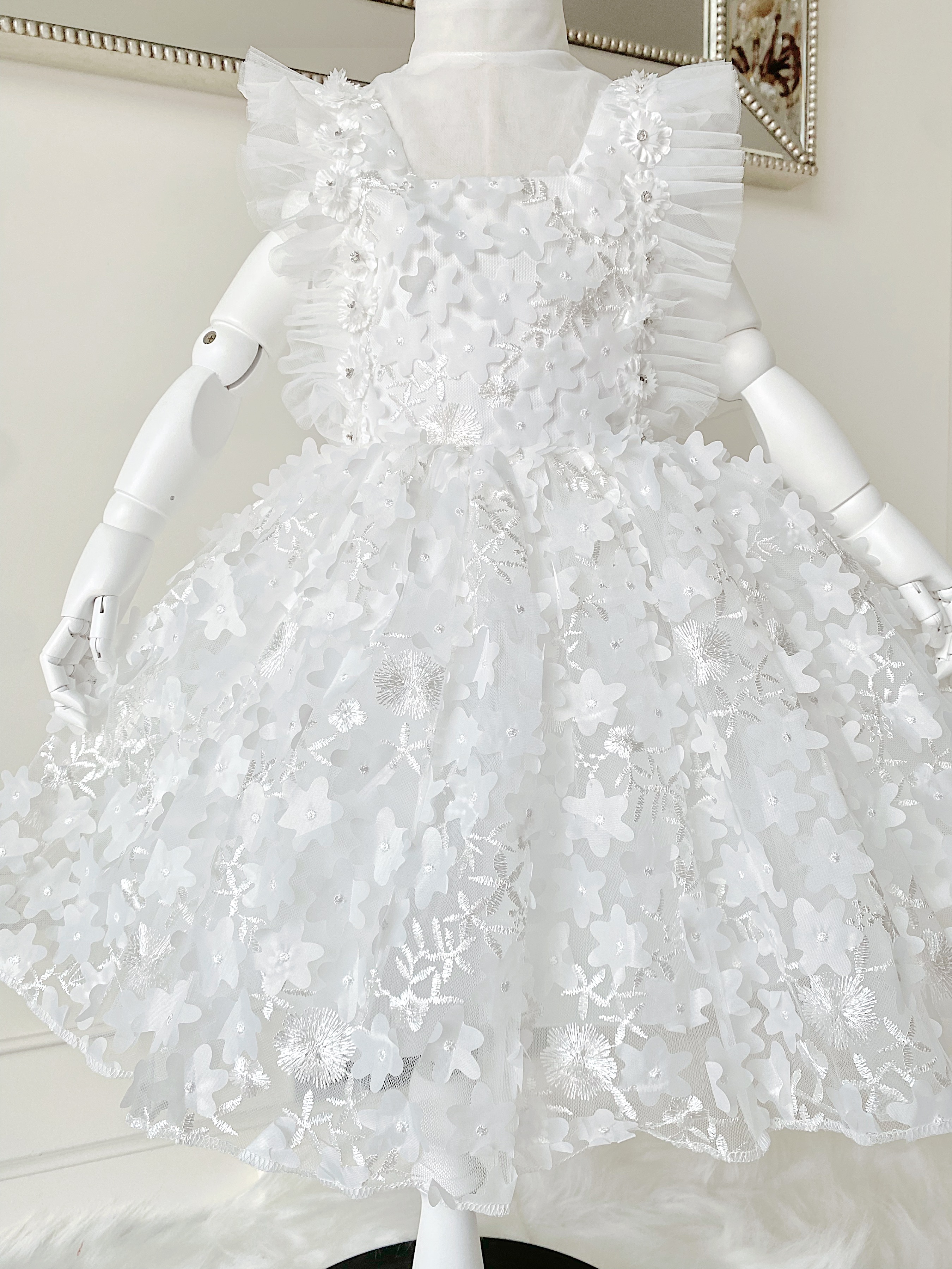 เดรสราตรีสั้นสีแขนขาวออฟไวท ดีเทลตกแต่งผ้า 3D ไดคัทรูปดอกไม้ทั้งชุด