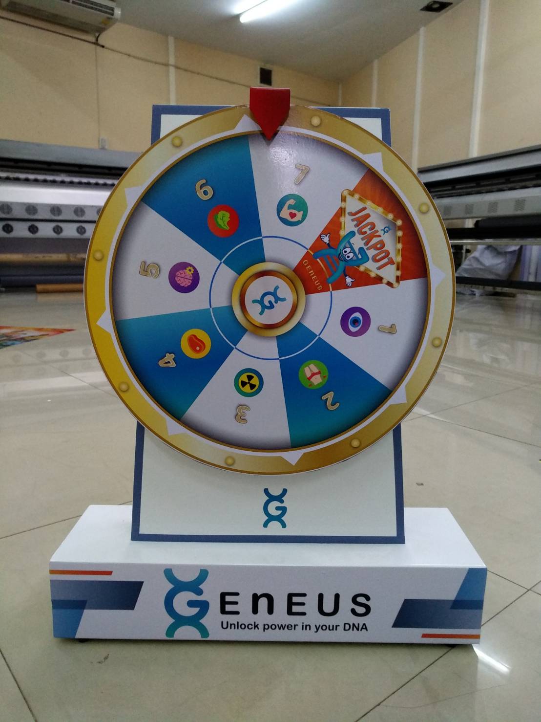 เกมส์วงล้อตั้งโต๊ะ รุ่นเหล็ก ขนาดวงล้อ 40 ซม. สูง 60 cm. สีขาว พร้อมงานพิมพ์สติ๊กเกอร์ ออกแบบได้ตามความต้องการ