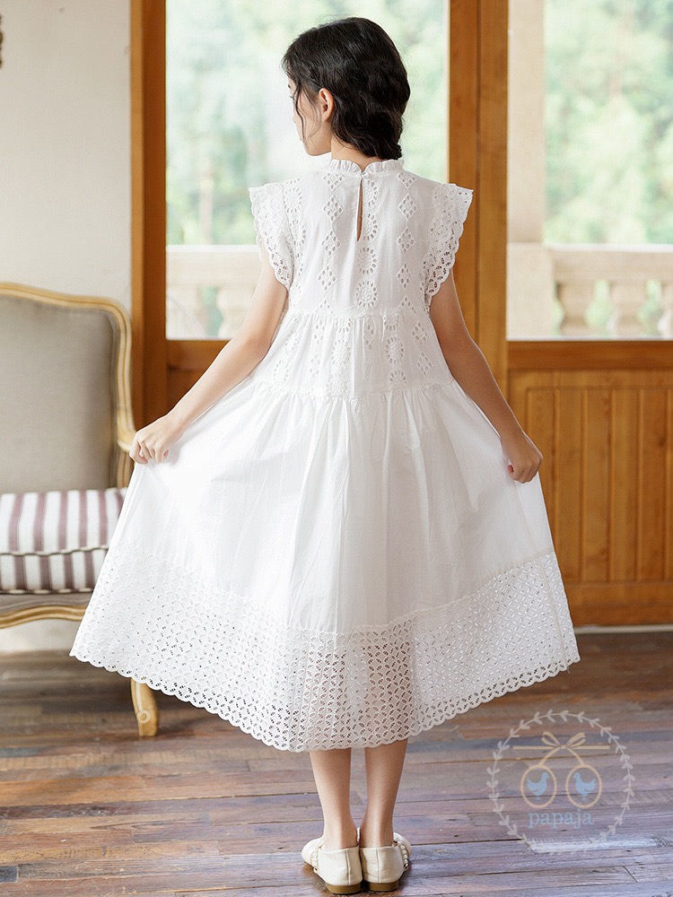 เดรสแขนกุดผ้าลูกไม้ฉลุสีขาวออฟไวท์