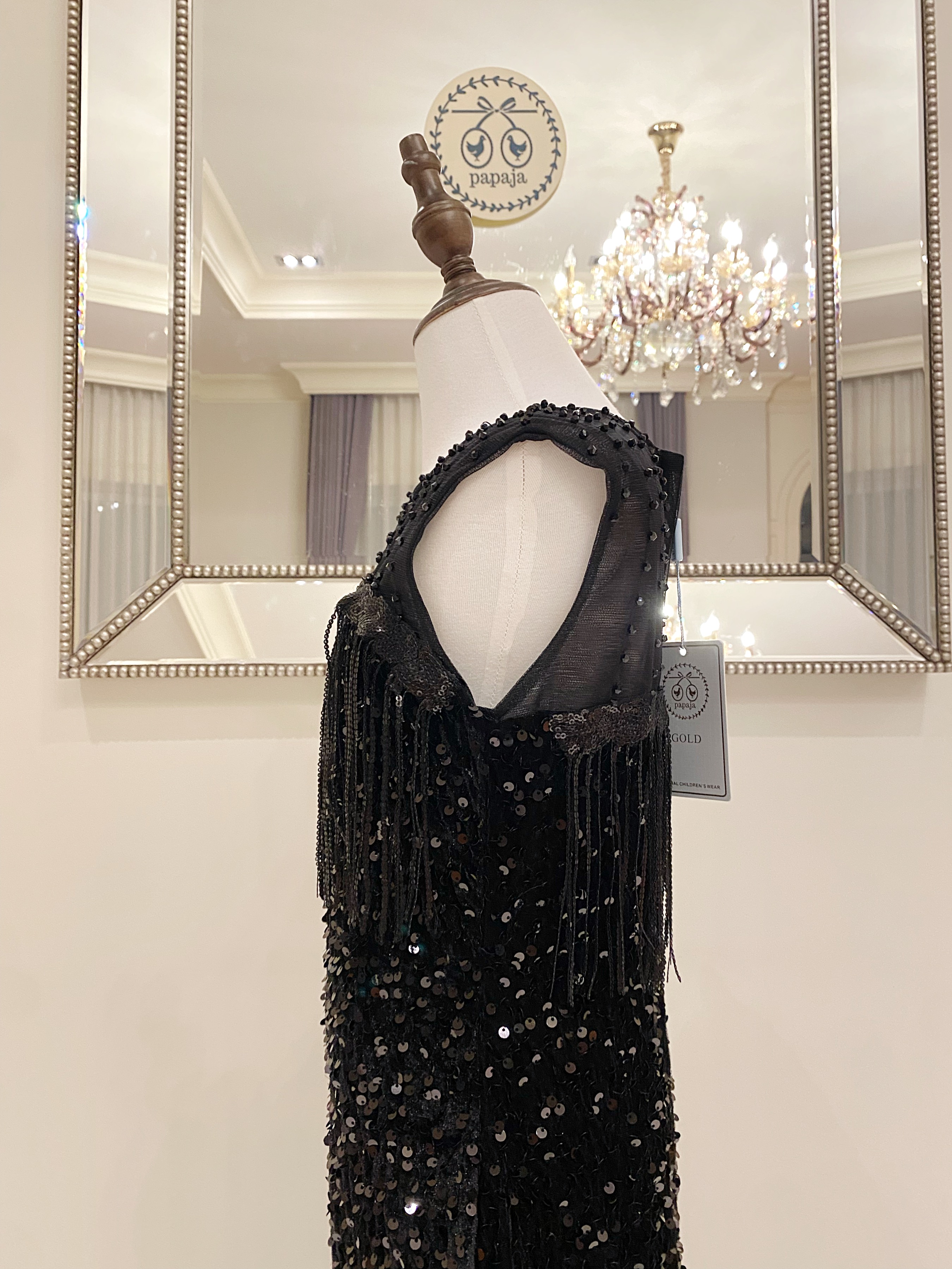 เดรสราตรียาวหางปลาสีดำแขนกุดปักเลื่อมทั้งชุด ดีเทลไหล่ซีทรู ชุดนี้แพทเทริน์ใส่สวยเข้ารูปร่าง