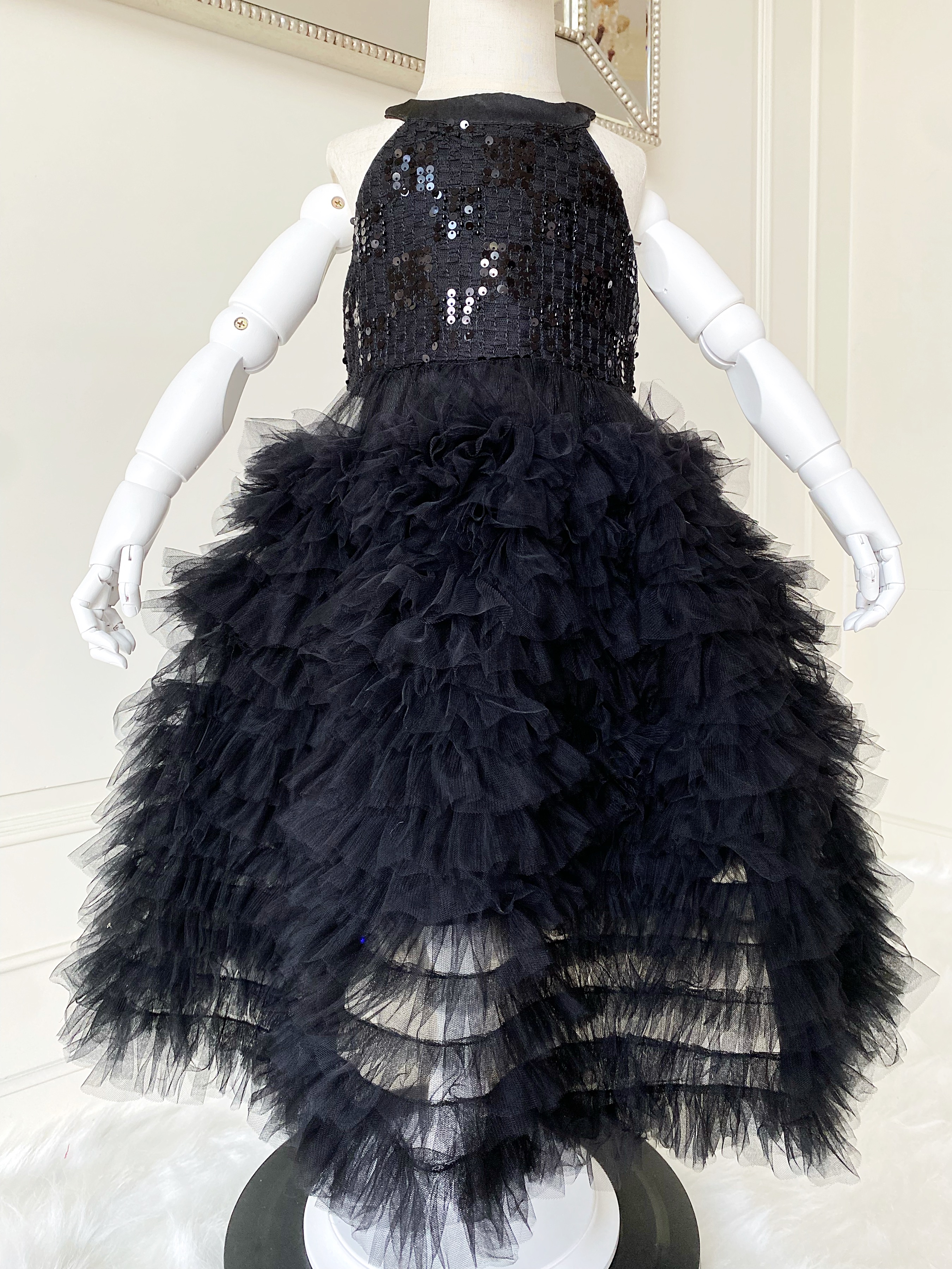 เดรสราตรียาวสี่ส่วนสีดำแขนกุก ดีเทลหลังเว้าประดับโบว์ กระโปรงจับเดรปฟูน่ารัก