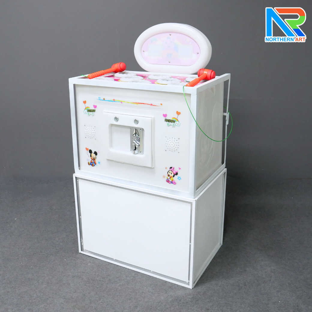 เกมส์ตีตุ่น ขนาด (W)60 x (D)40 x (H)70 cm. พร้อมไฟ LED นับคะแนน กุญแจสำหรับไขตู้เกมส์ 4 ดอก พร้อมเหรียญโลหะ 10 เหรียญ