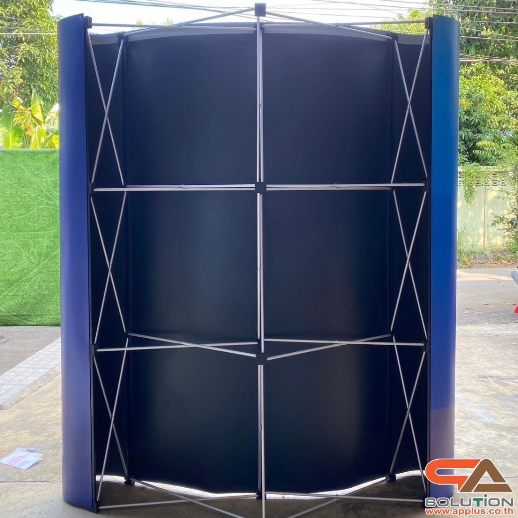 BACK DROP ฉากแบคดรอป รุ่นมน แบบโค้ง โครงอะลูมิเนียม ถอดประกอบได้ พร้อมงานพิมพ์+โคมไฟ พร้อมกระเป๋าล้อลาก 1 ใบ