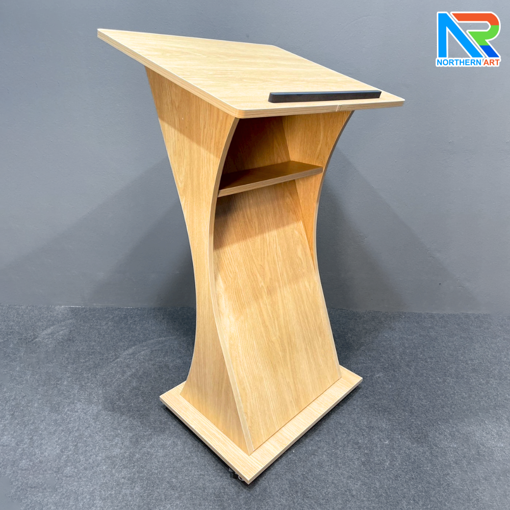 โพเดียมไม้ สีสักลายไม้ TOPเอียง ขนาด (W)60 x (L)50 x (H)108 cm. พร้อมล้อเลื่อนและชั้นวางของ