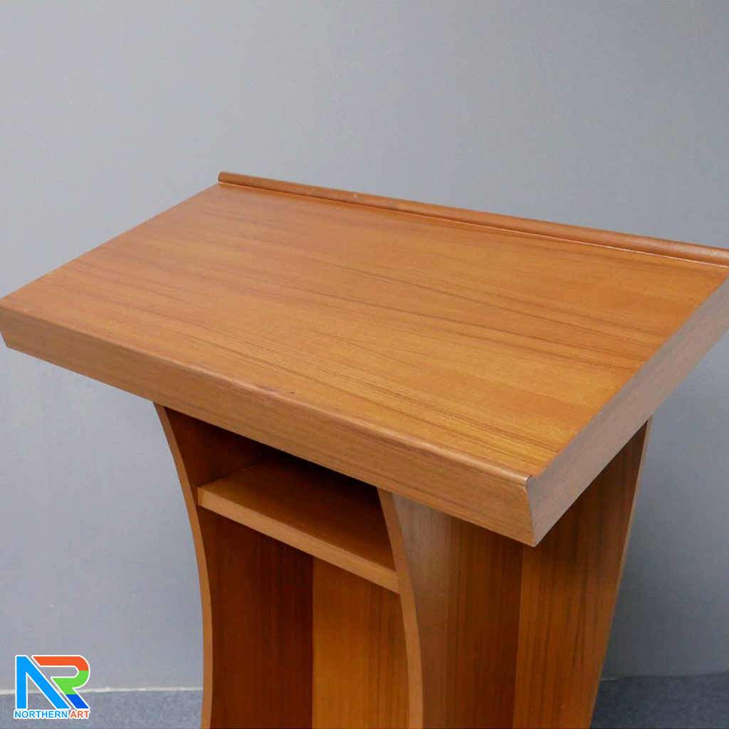 โพเดียมไม้ ยืนคู่ สีสัก พร้อมแถบสีบรอนซ์ด้านข้าง ขนาด(W)90 x (L)47 x (H)121 ซม.