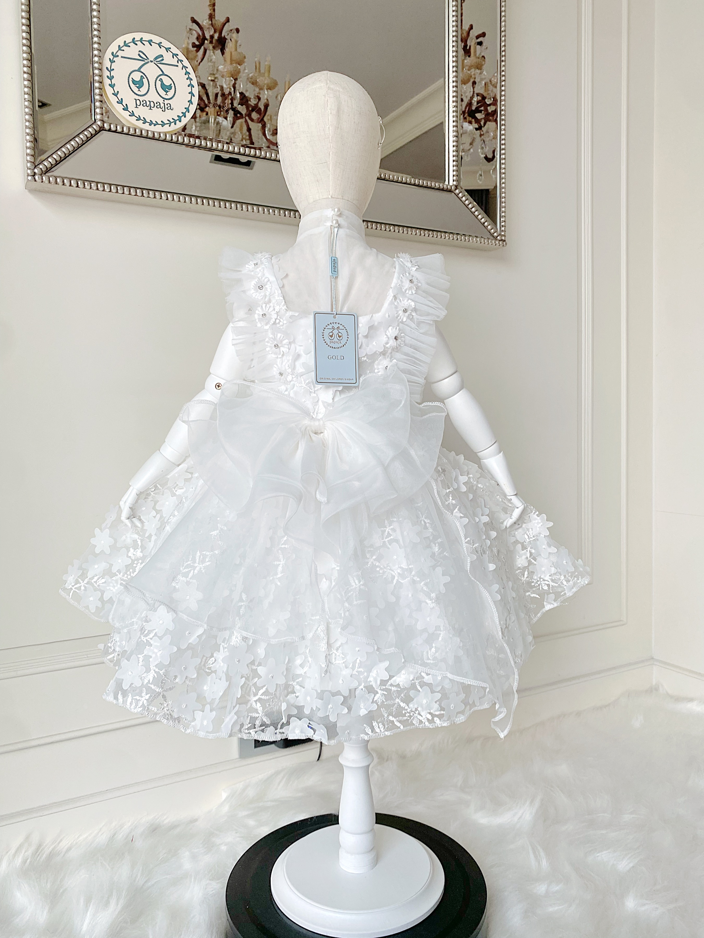 เดรสราตรีสั้นสีแขนขาวออฟไวท ดีเทลตกแต่งผ้า 3D ไดคัทรูปดอกไม้ทั้งชุด