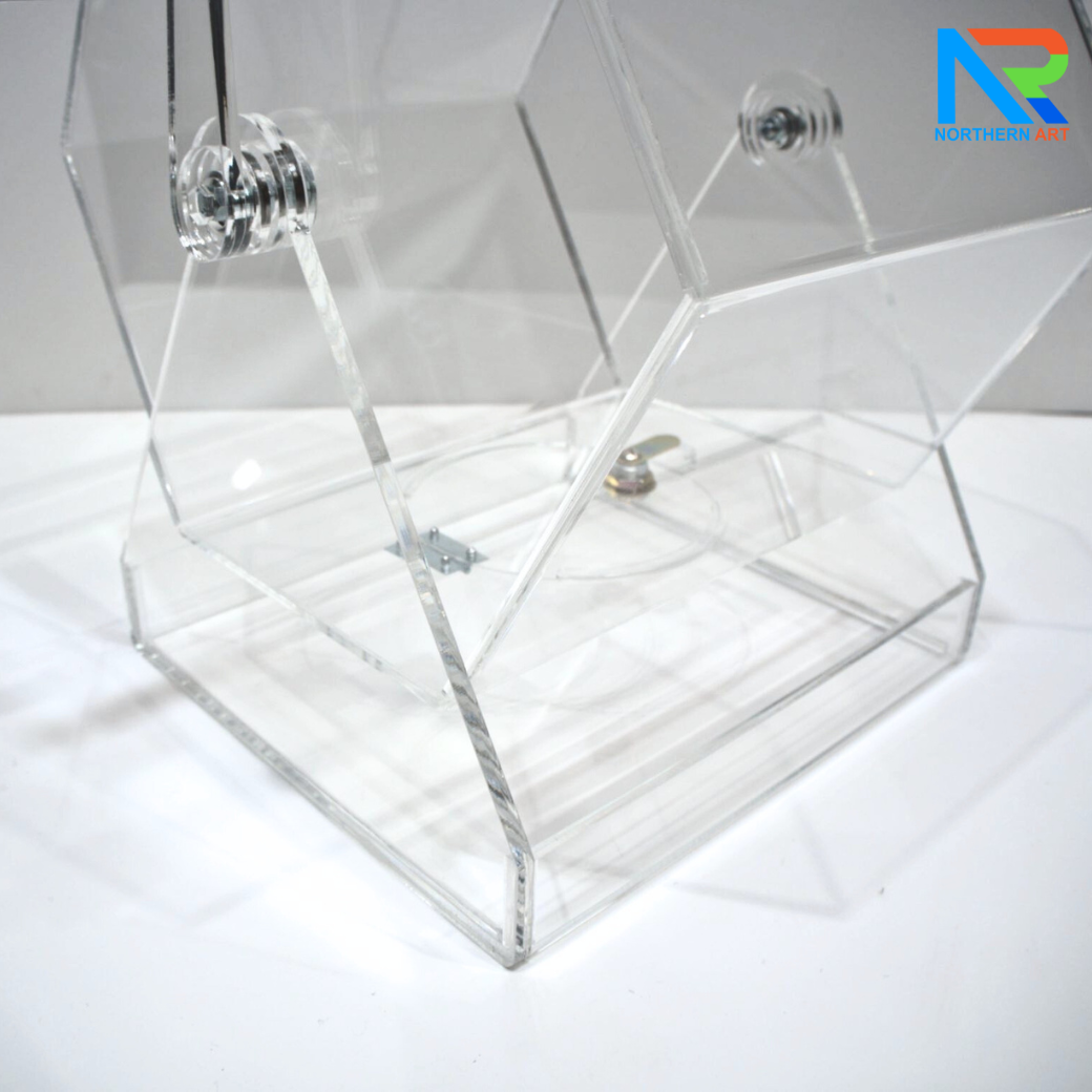 กล่องจับรางวัลอะคริลิค 6 เหลี่ยม ตั้งโต๊ะ ขนาดกล่อง (W)30 x (D)39 cm. มือหมุน ฝาปิดมีกุญแจล็อค แกนหมุนอย่างดี