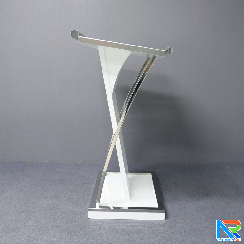 โพเดียมไม้ยืนคู่ Top หุ้มสแตนเลสยืนคู่ สีขาว ขนาด (W) 90x (L) 59 x (H) 120 cm. พร้อมตกแต่งเสาโค้งสแตนเลสเกรด 304