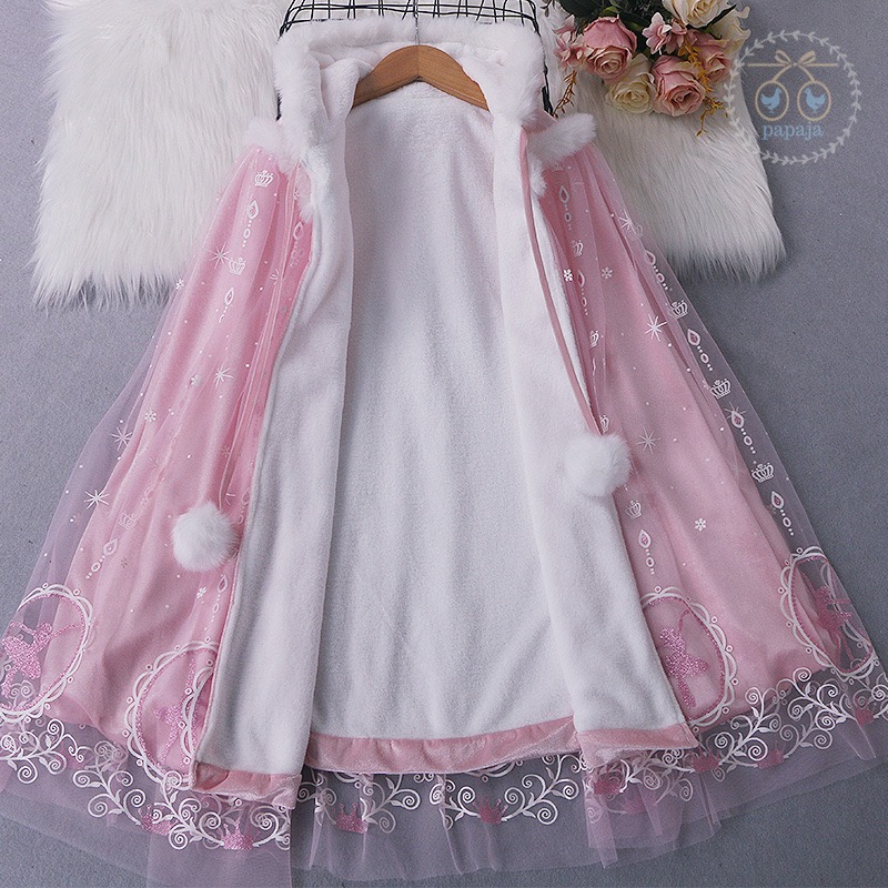 ผ้าคลุมชุดเจ้าหญิงสีชมพู รุ่นบุผ้า Fleece กันหนาวอย่างดี มีฮู้ดประดับขนสีขาว (ยาว 75 cm.)