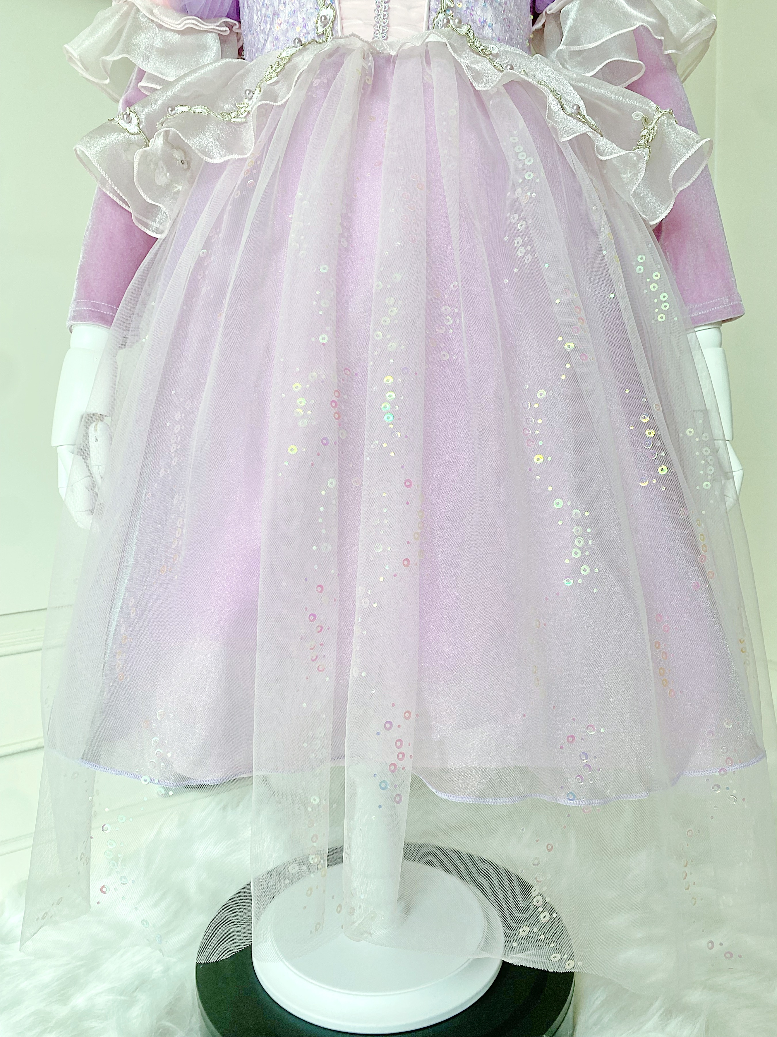 ชุดเจ้าหญิงราพันเซล แขนยาว ปักเลื่อมและเดินเส้นลูกไม้ สวยหรูมาก