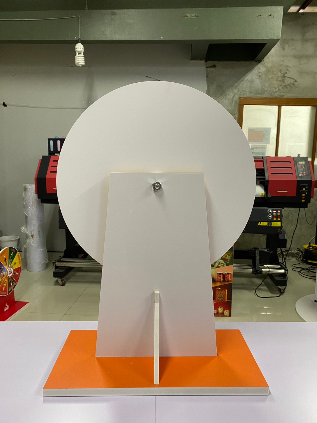 เกมส์วงล้อตั้งโต๊ะ ขนาดวงล้อ 50 ซม. สูง 61.5 ซม. วัสดุพลาสวูดสีขาว หนา 8-15 มม. ถอดประกอบได้