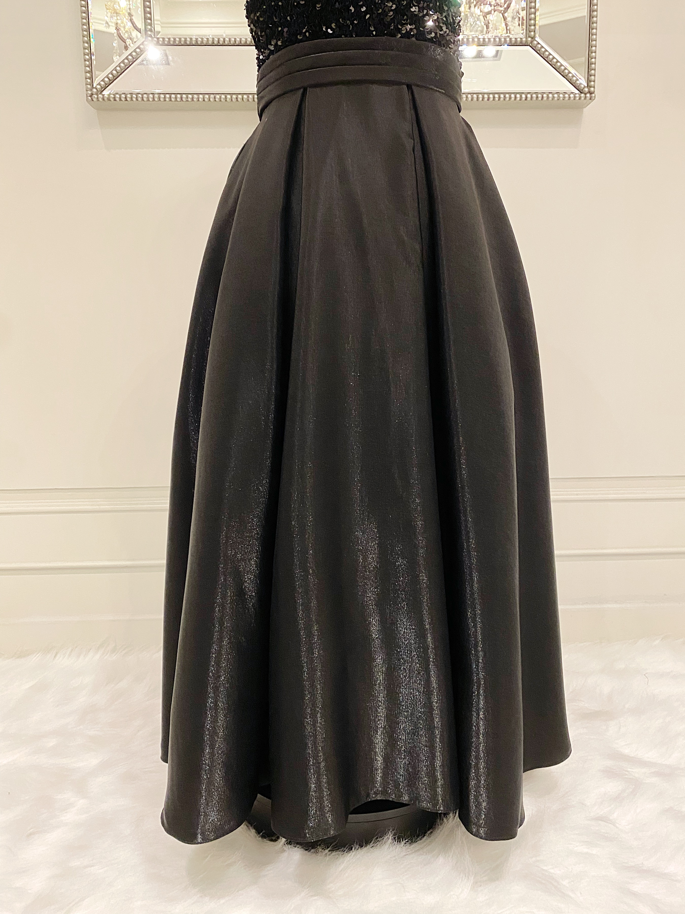 เดรสราตรียาวสีดำแขนล้ำ (งานไฮพรีเมี่ยม) ดีเทลปักเลื่อมด้านบน ช่วงกระโปรงผ้าดัสเชสเนื้อเงา ผ้าสวยมาก