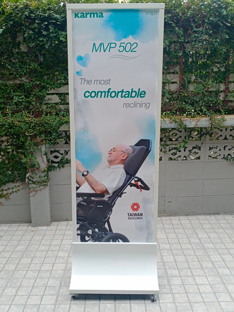 ป้ายตั้งพื้นเหล็ก สีขาว ฐานทรงสามเหลี่ยมโค้ง พร้อมล้อ ขนาด 60x160 ซม. โชว์งานพิมพ์ได้ 2 ด้าน