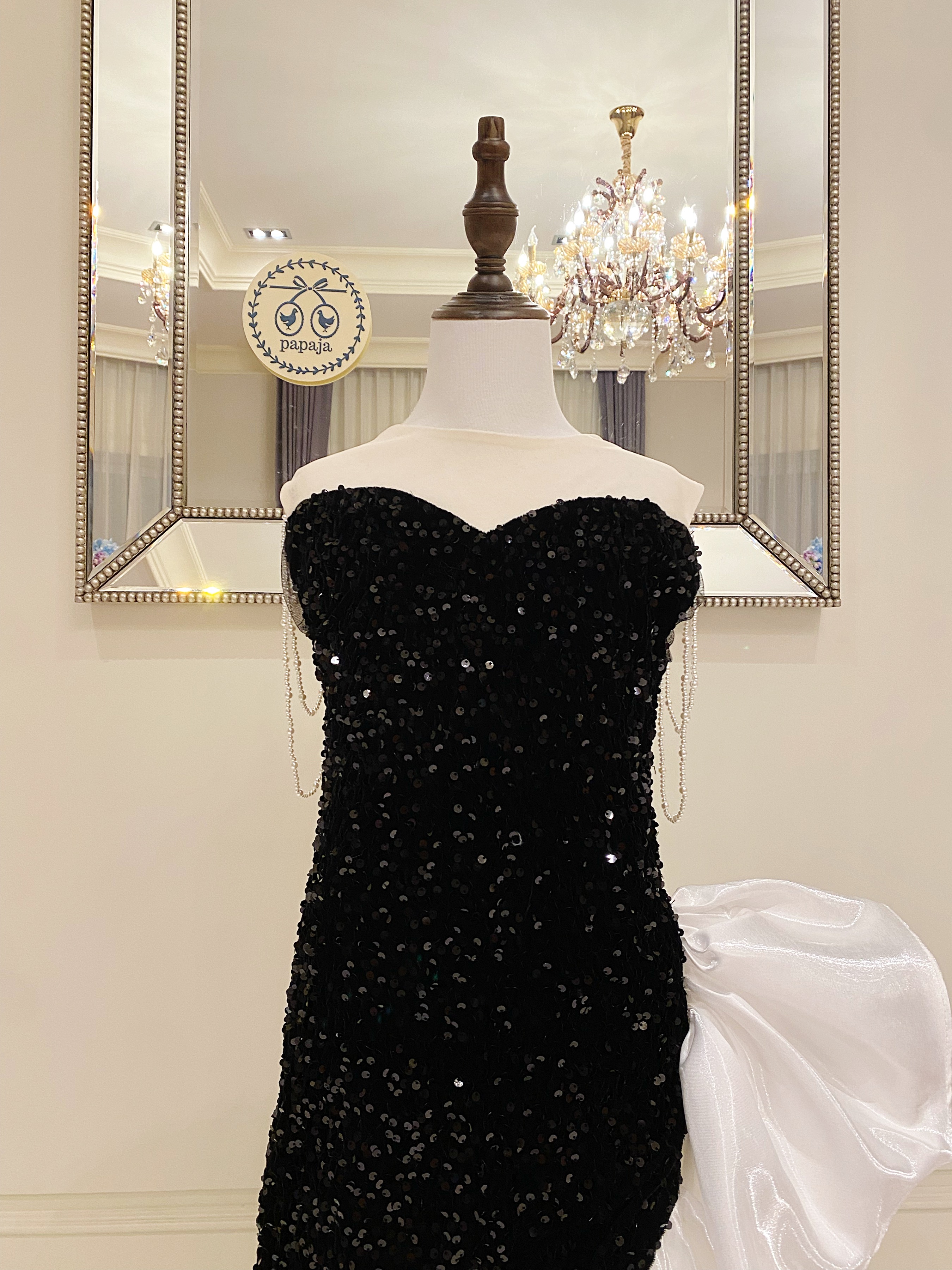 เดรสออกงานราตรียาวแขนกุด สีดำปักเลือม ดีเทลไข่มุกห้อยระย้าที่หัวไหล่