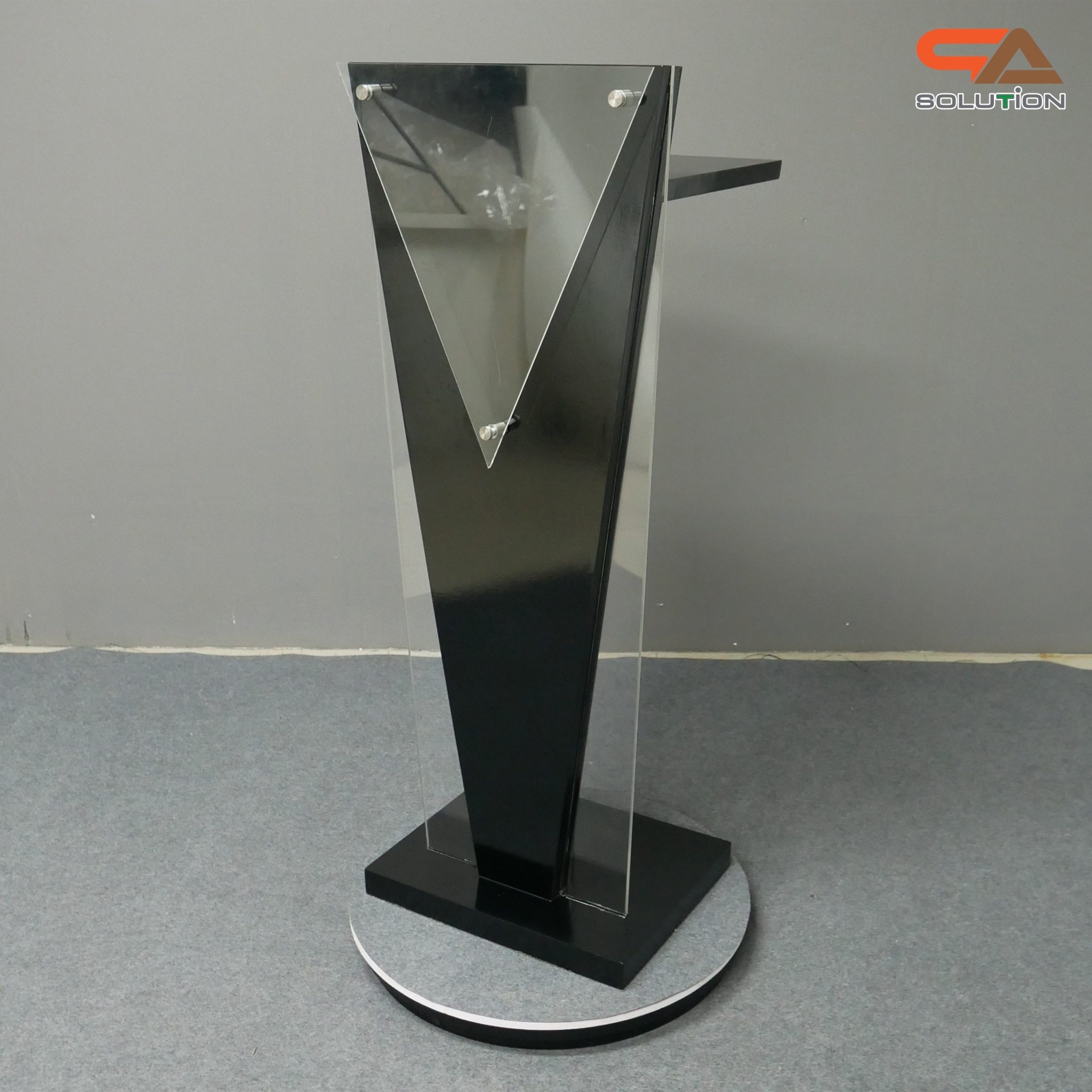 โพเดียมไม้สีดำ ทรงสามเหลี่ยม ขนาด (W) 45 x (L) 35 x (H) 120 cm. ด้านข้างอะคริลิคใส หนา 8 มม. ด้านหน้าอะคริลิคใส ติดหมุด สำหรับติดโลโก้